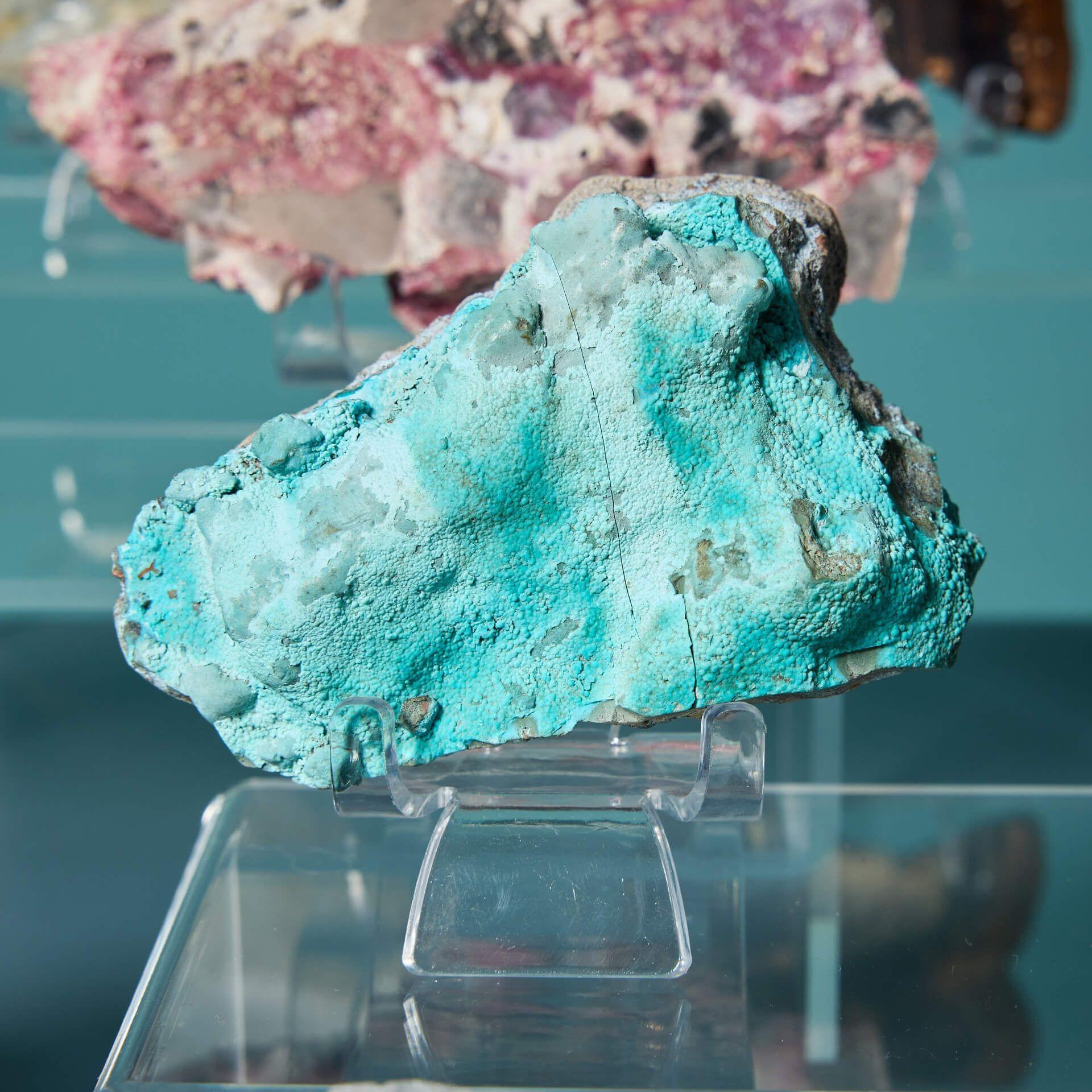 XVIIIe siècle et antérieur Collectional de 8 minéraux préhistoriques dont Chrysocolla, Sodalite & Corindon en vente