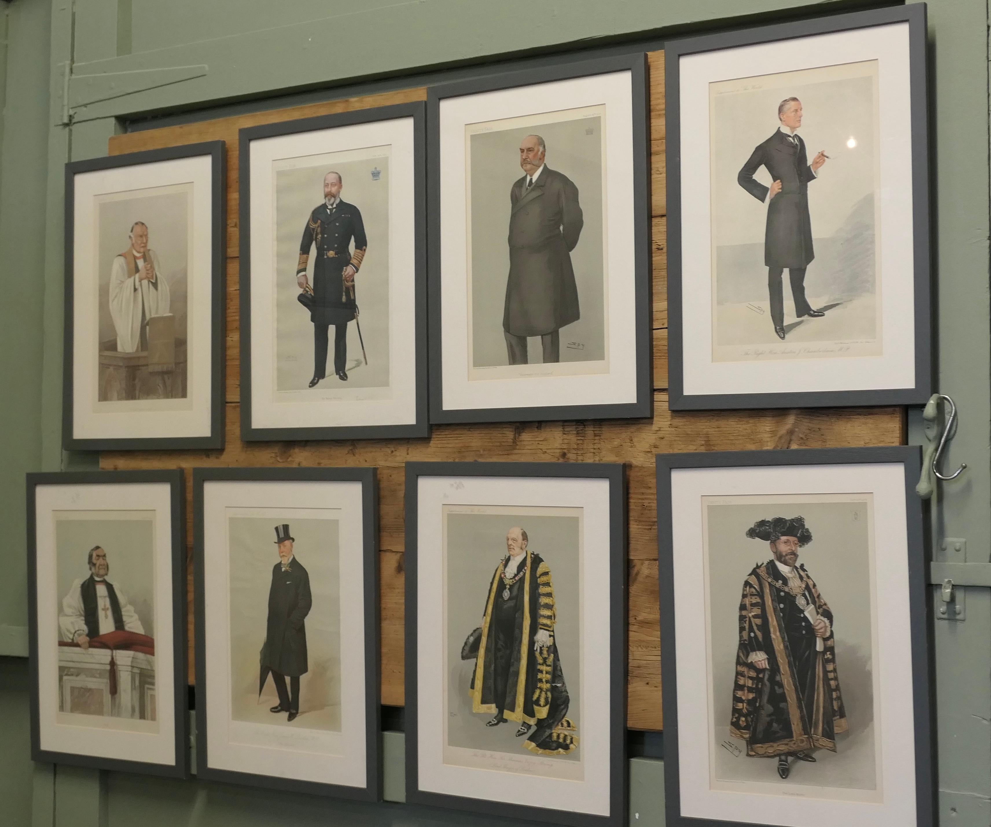 
Collectional de 8 tirages d'espionnage de Vanity Fair, etc.

Une bonne collection d'estampes colorées dont une du Roi datant du début du 20ème siècle, les images sont montées et vitrées dans des cadres Les estampes sont en bon état pour leur âge,