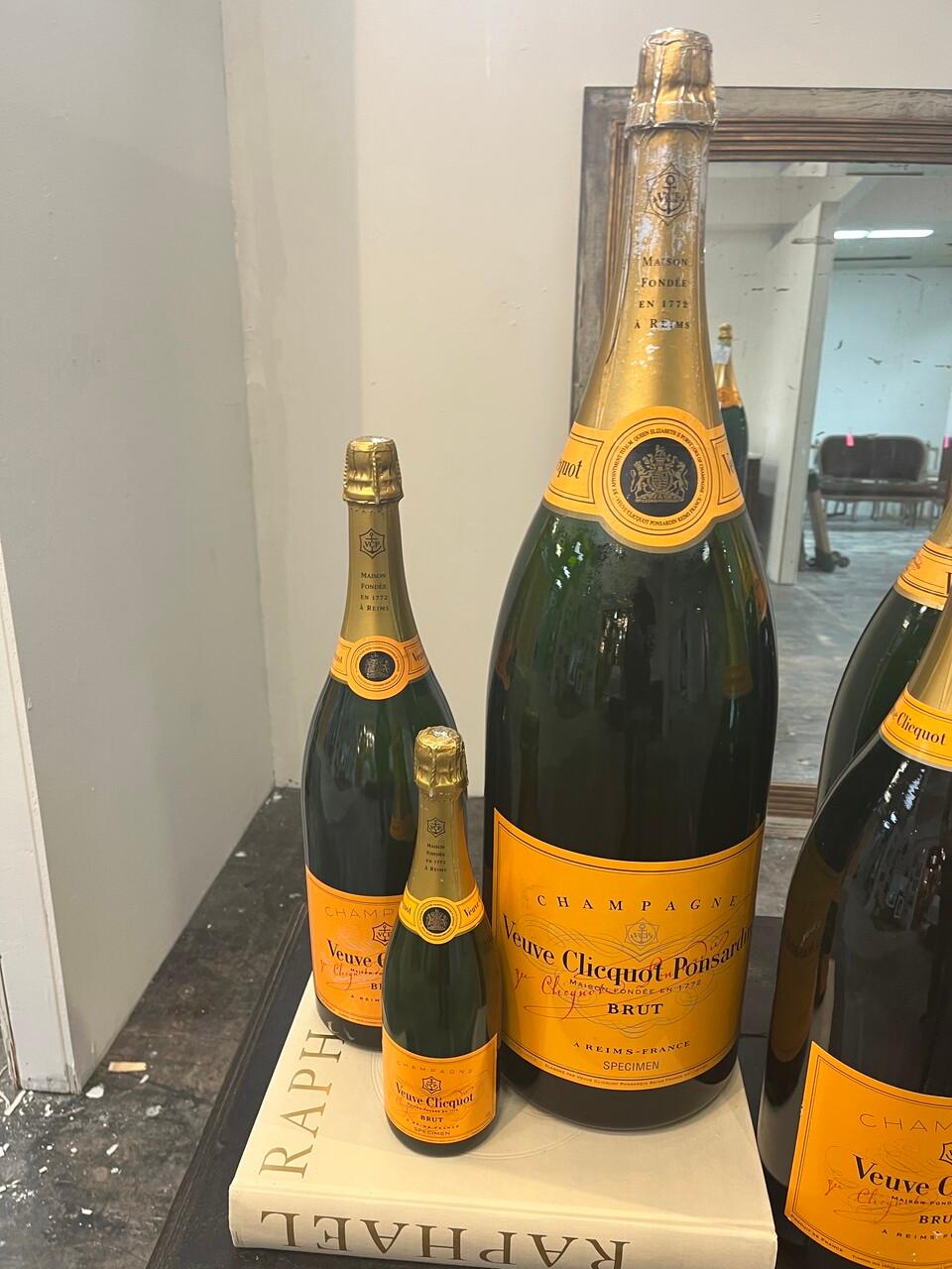 Collezione di 8 oggetti di scena per bottiglie di champagne francesi d'epoca della Maison Vueve Clicquot Ponsardin, altrimenti nota come 