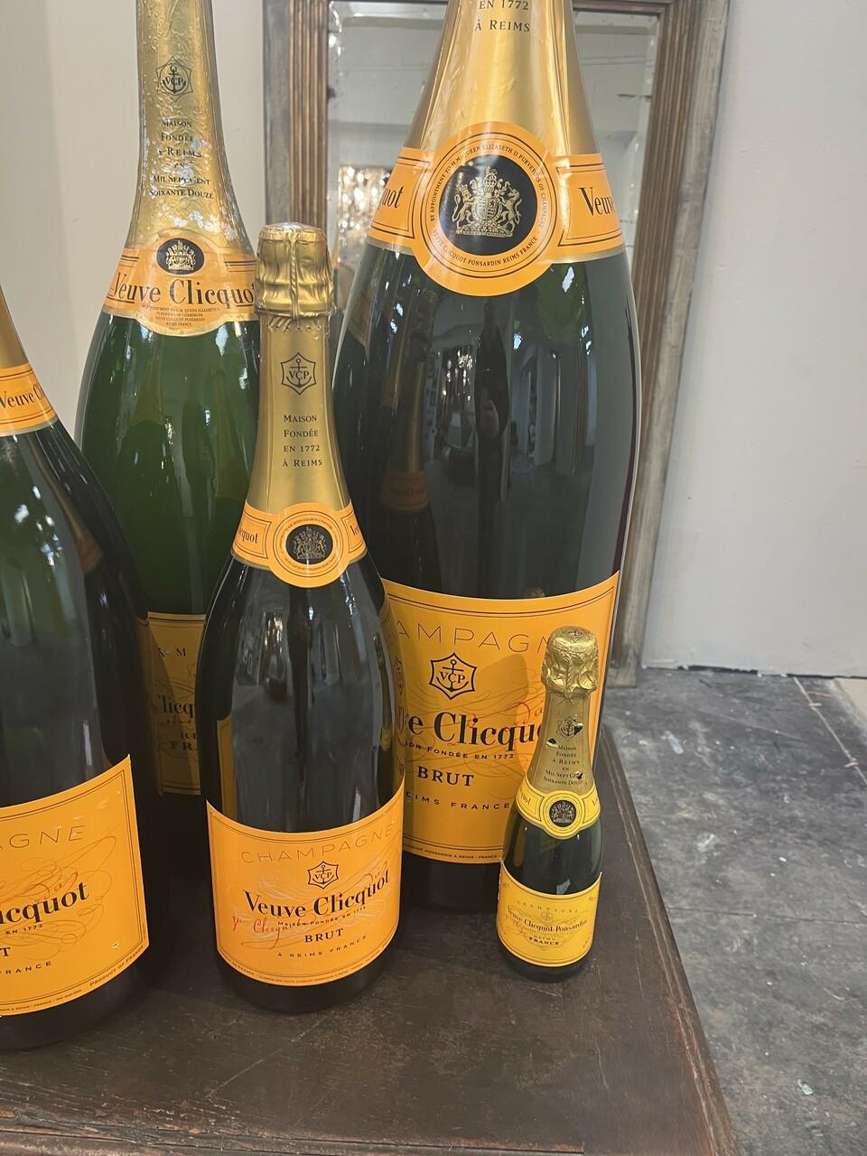 International Style Collection'S di 8 oggetti di scena per bottiglie di champagne francesi d'epoca in vendita