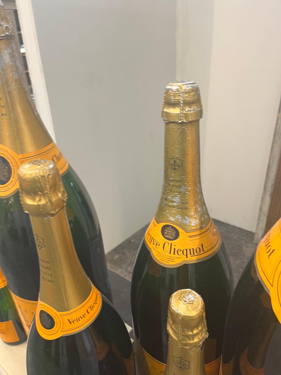 Francese Collection'S di 8 oggetti di scena per bottiglie di champagne francesi d'epoca in vendita
