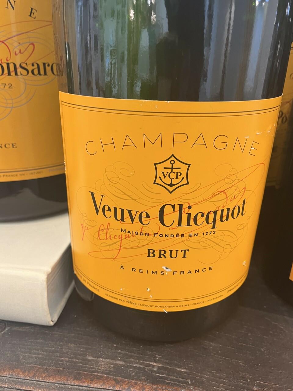 Collection'S di 8 oggetti di scena per bottiglie di champagne francesi d'epoca In condizioni buone in vendita a Houston, TX