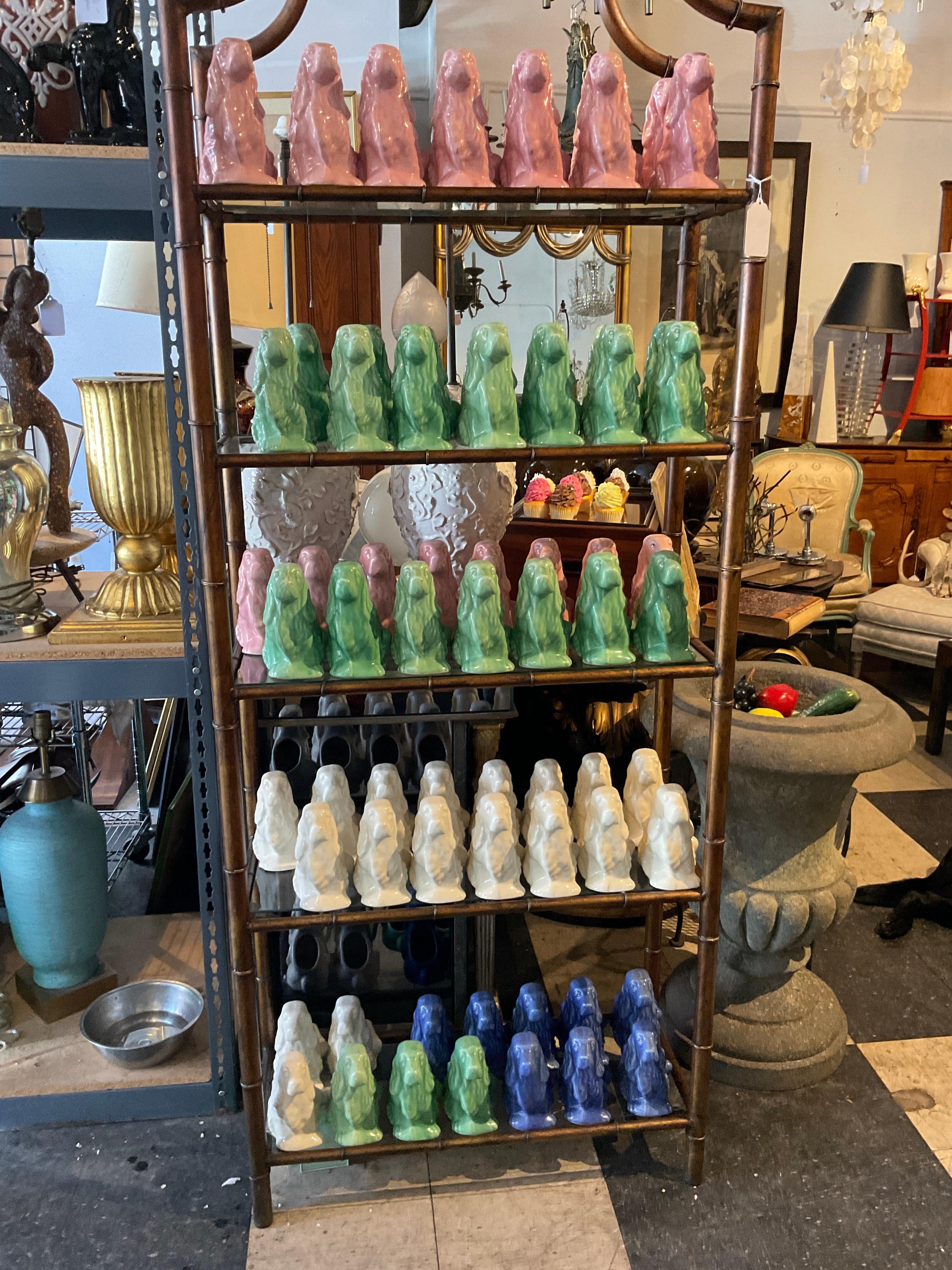 Collectional de 86 jardinières en forme de cocker de Shawnee Pottery des années 1950.
8 Bleu
28 vert
28 Whiting
22 rose
