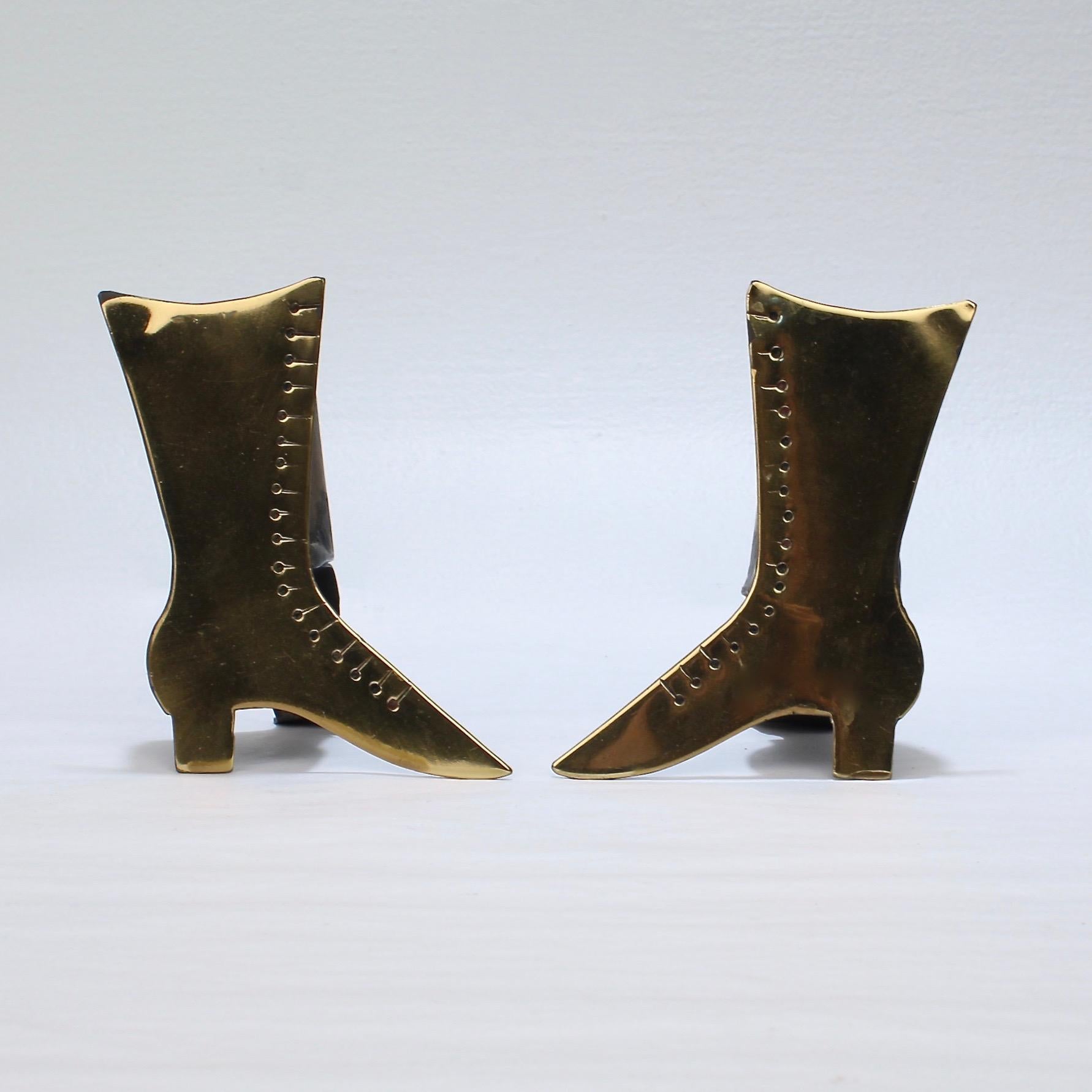 The Collective of 9 Folky English Victorian Shoe and Boot Mantel Ornaments (ornements de cheminée en laiton pour chaussures et bottes) en vente 4