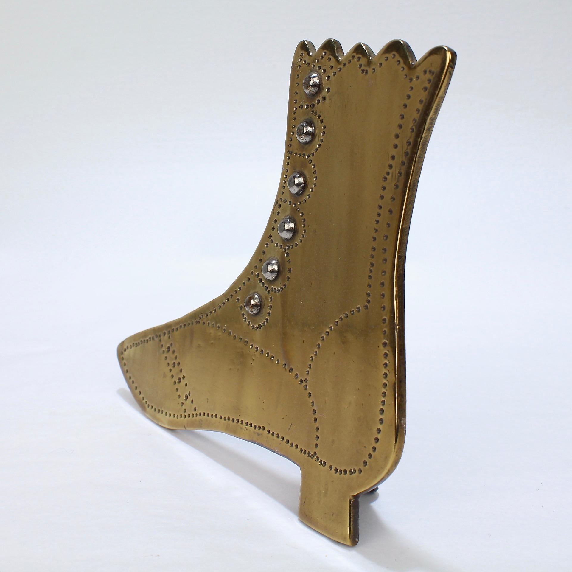 The Collective of 9 Folky English Victorian Shoe and Boot Mantel Ornaments (ornements de cheminée en laiton pour chaussures et bottes) en vente 6