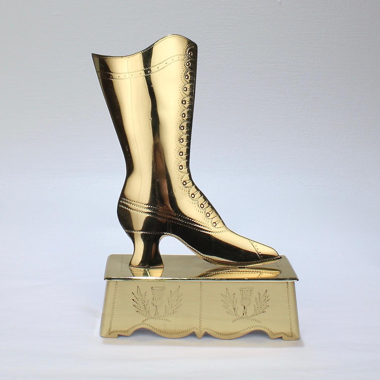 Laiton The Collective of 9 Folky English Victorian Shoe and Boot Mantel Ornaments (ornements de cheminée en laiton pour chaussures et bottes) en vente
