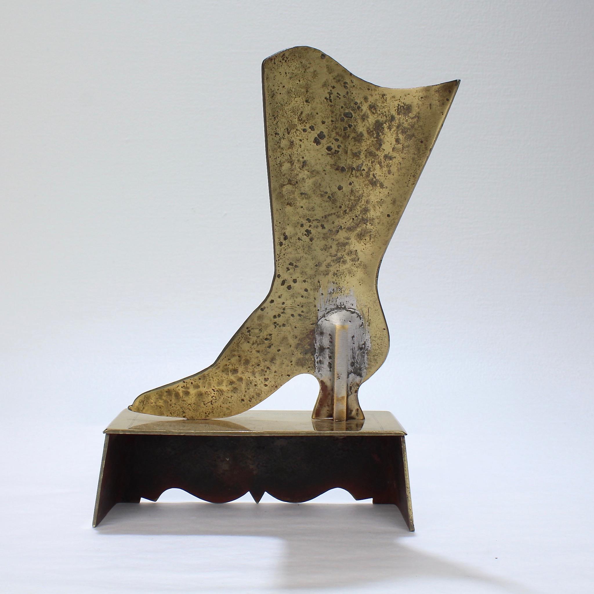 The Collective of 9 Folky English Victorian Shoe and Boot Mantel Ornaments (ornements de cheminée en laiton pour chaussures et bottes) en vente 1