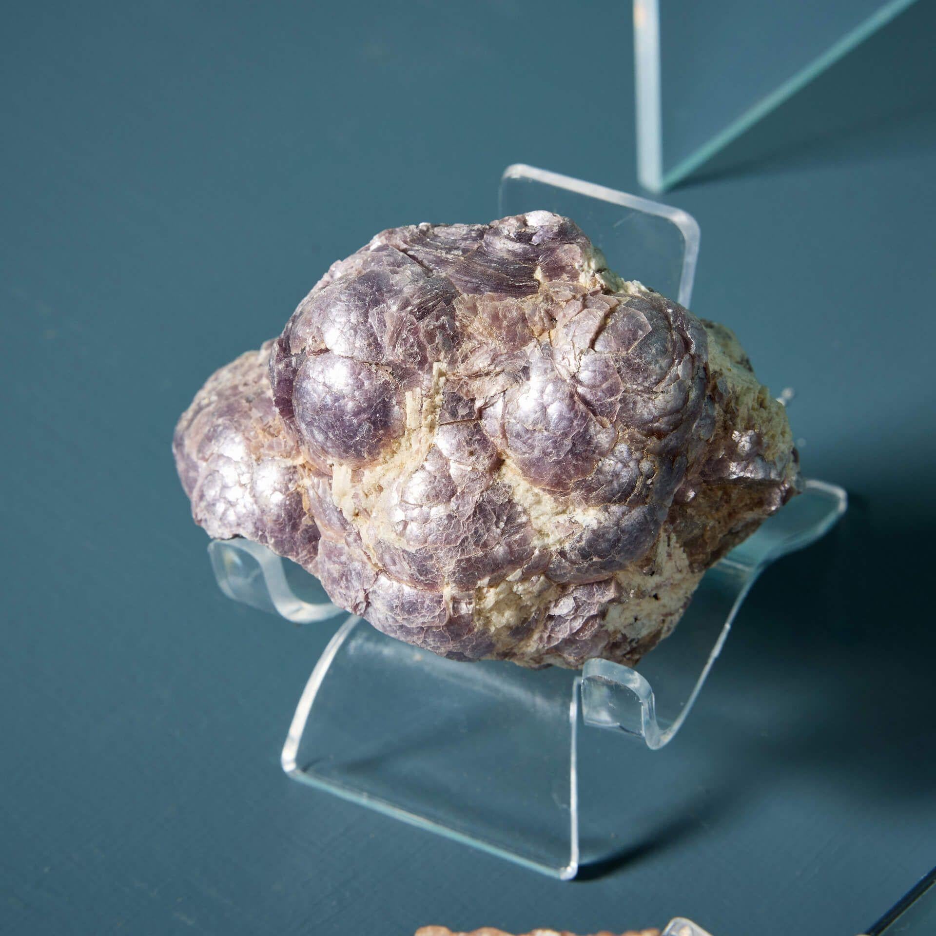 Fino al XVIII secolo Collectional di 9 minerali preistorici tra cui ametista, agata e fuchsite in vendita