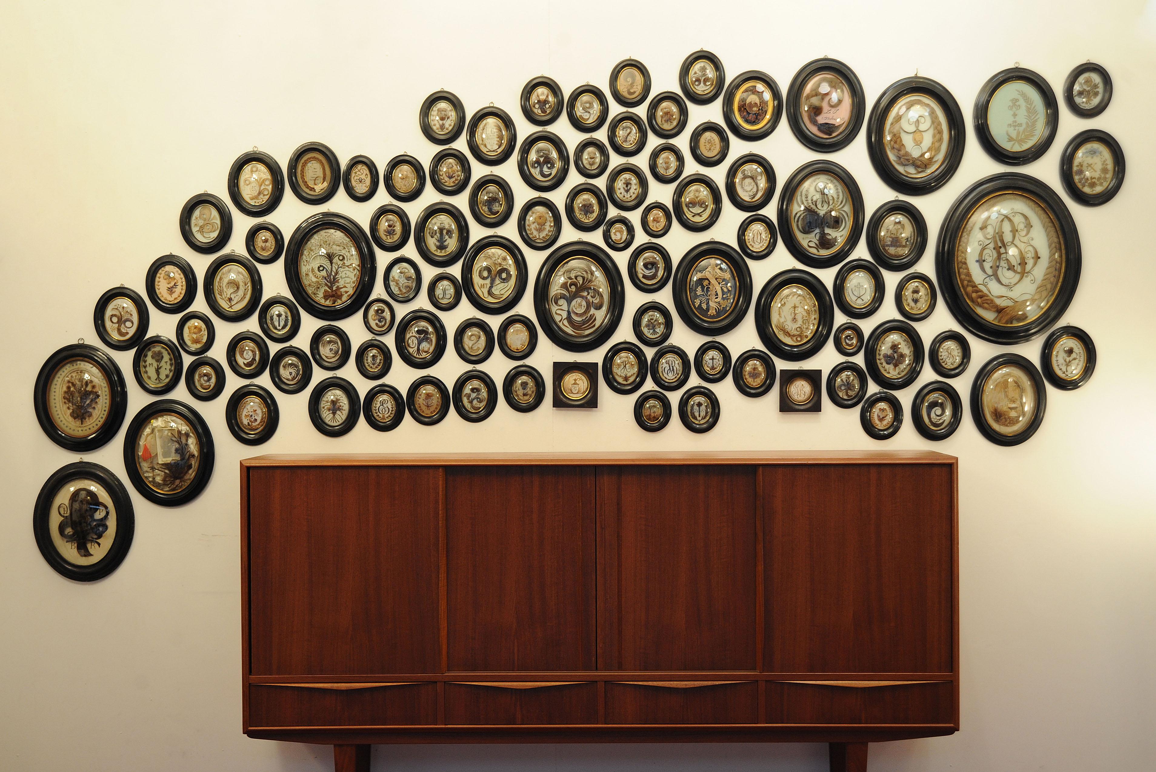 
Collection of 90 19th-century hair items.

From the end of the 18th century and throughout the 19th century, these objects were made by Ladies and Demoiselles, as well as by talented hair artists and jewelers.
Local and national exhibitions
