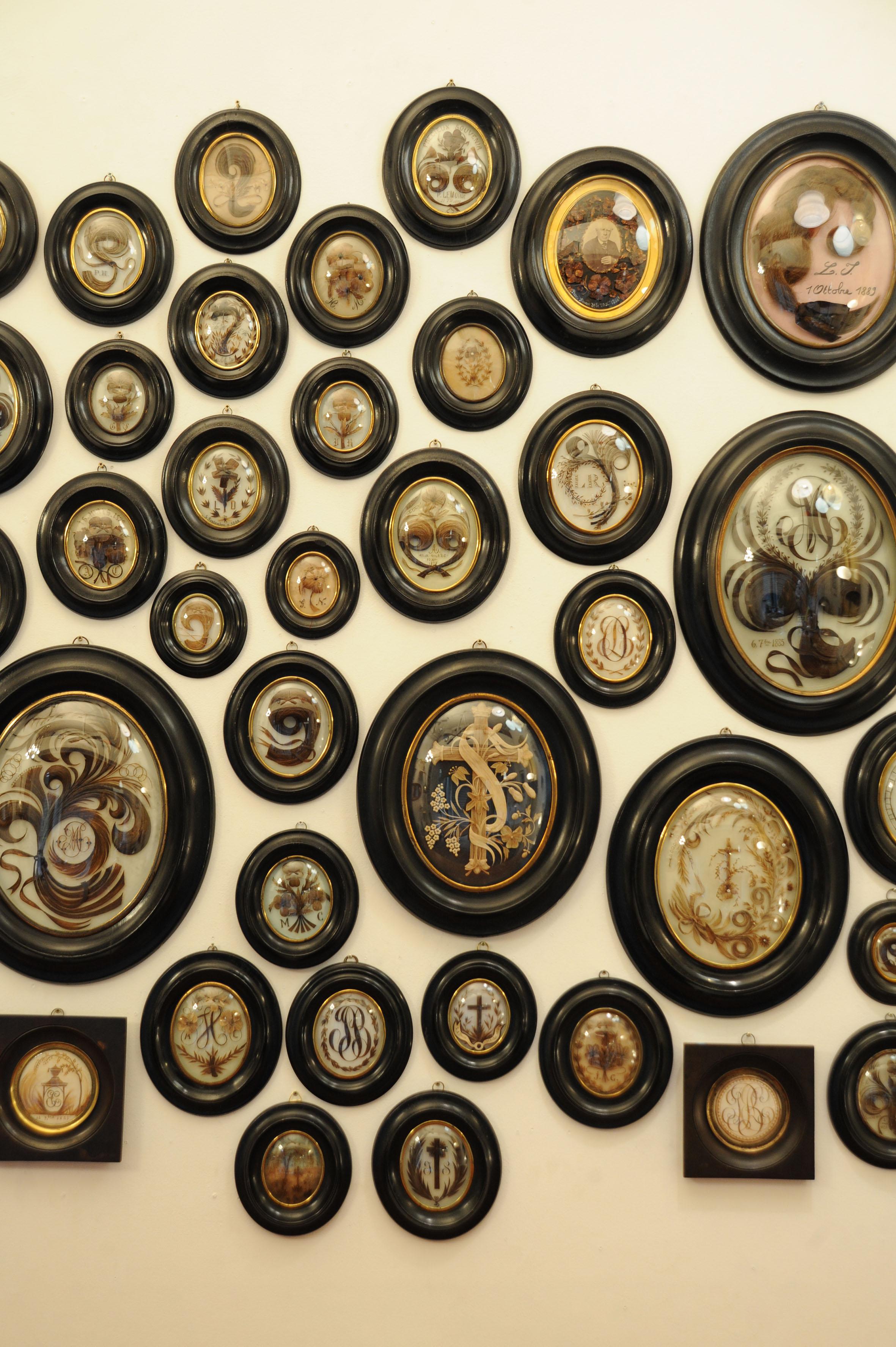 Collection of 90 19th-century hair items. In Excellent Condition For Sale In Saint-Ouen, FR