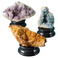Collection de spécimens d'améthyste, de céleste et de quartz limonite