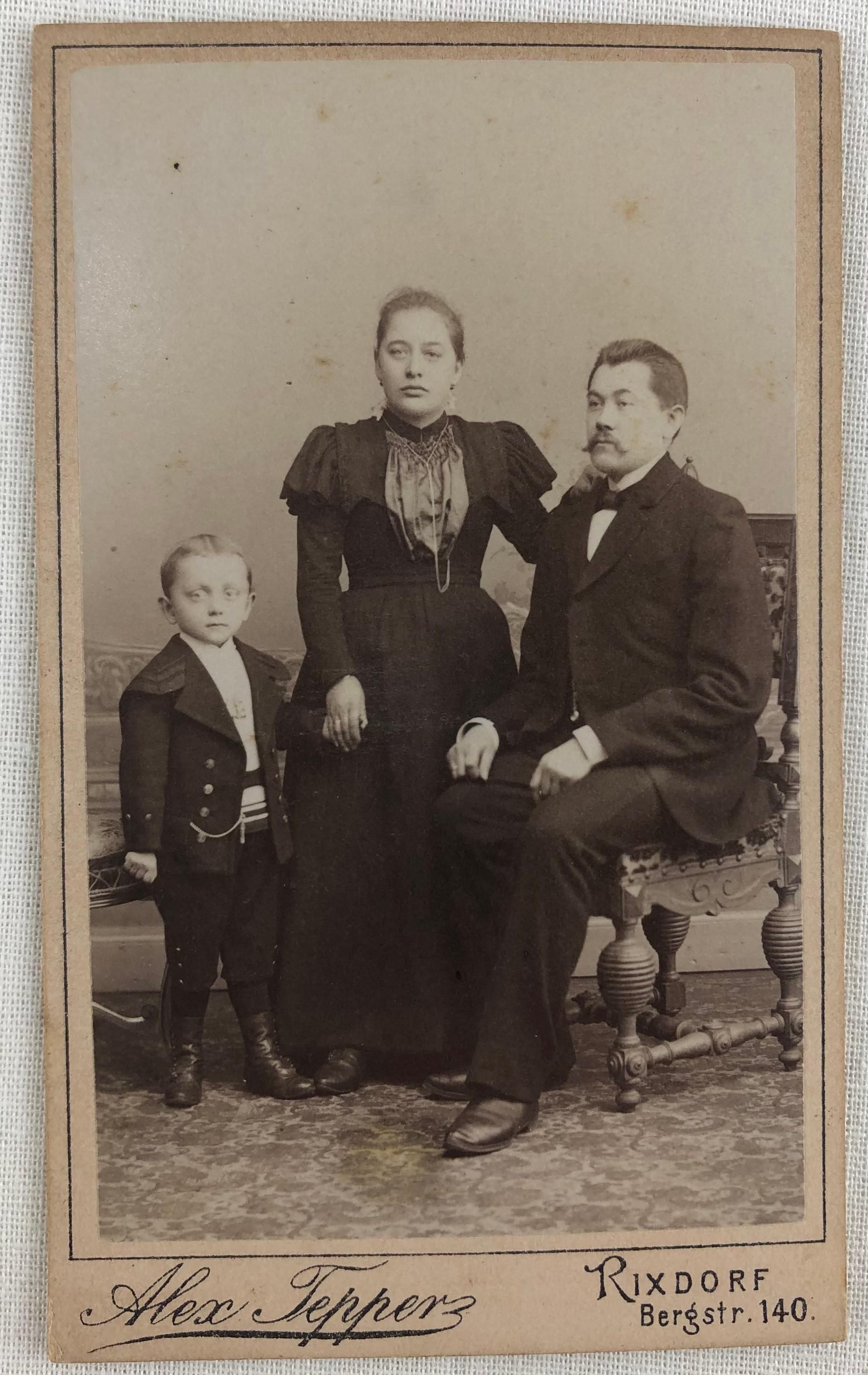 Collezione di antiche fotografie ancestrali in bianco e nero provenienti dalla Germania In condizioni buone in vendita a Miami, FL