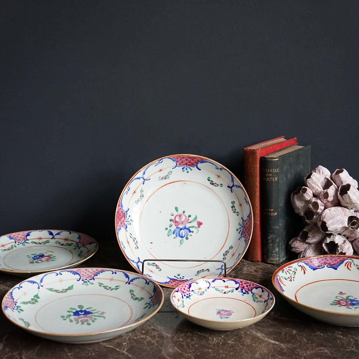 Collection d'anciens bols en porcelaine d'exportation chinoise, début du XIXe siècle en vente 1