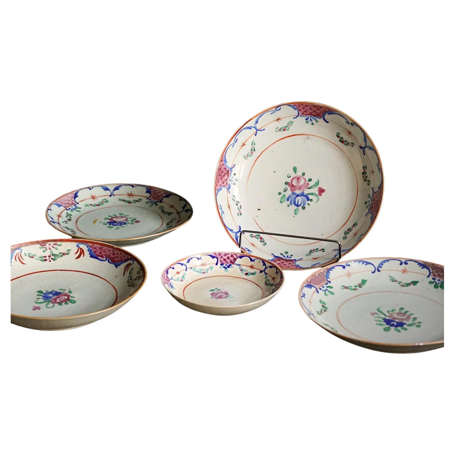 Collection of Antique Chinese Export Porcelain Bowls, Early 19th Century For Sale