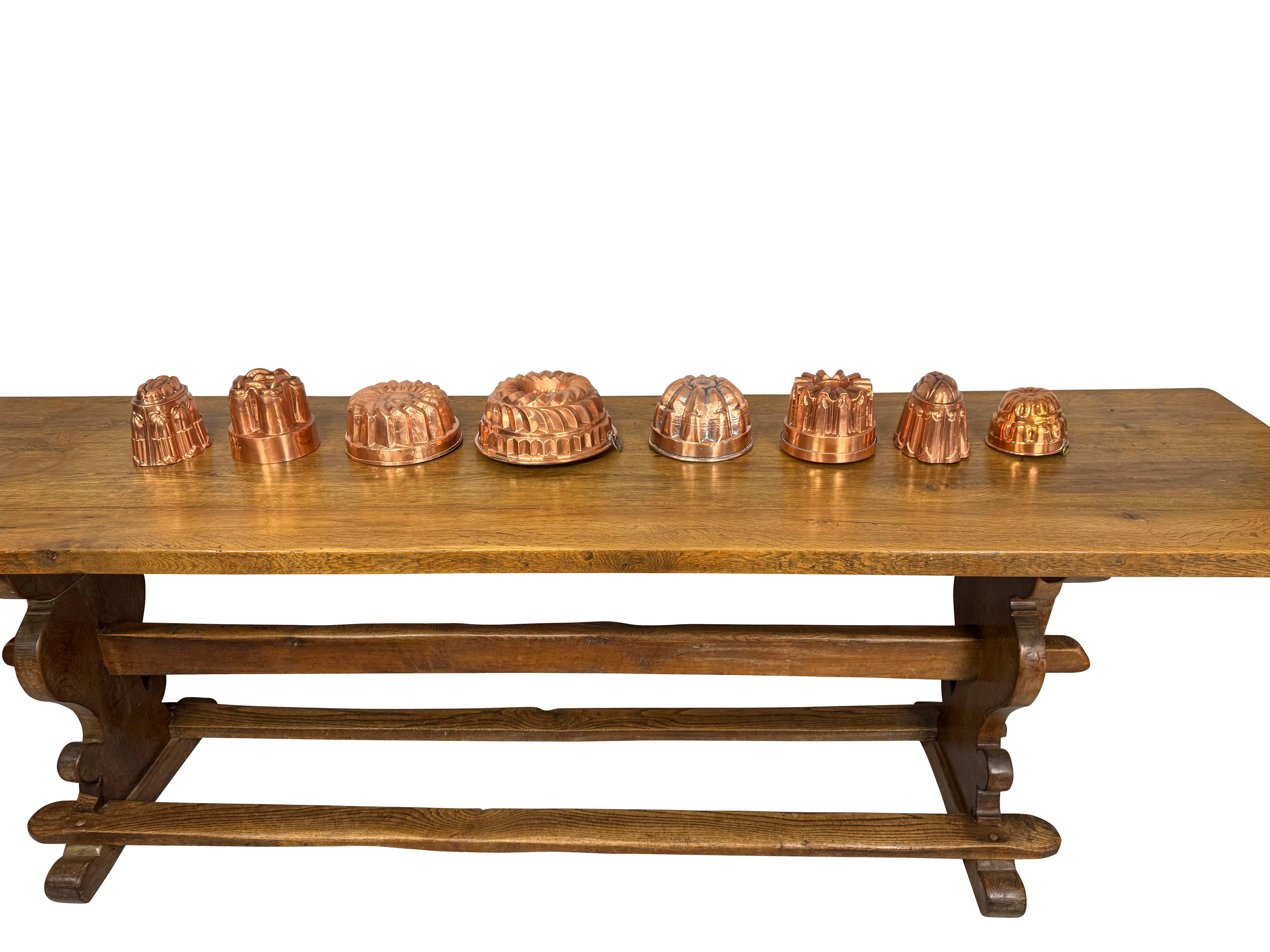 Una collezione unica di otto antichi stampi in rame raccolti nel corso della vita in Francia, etc.  Bellissimi stampi antichi per decorare la tua cucina, il tuo ristorante, la tua dispensa o da usare in pasticceria.  Forme e dimensioni diverse, un