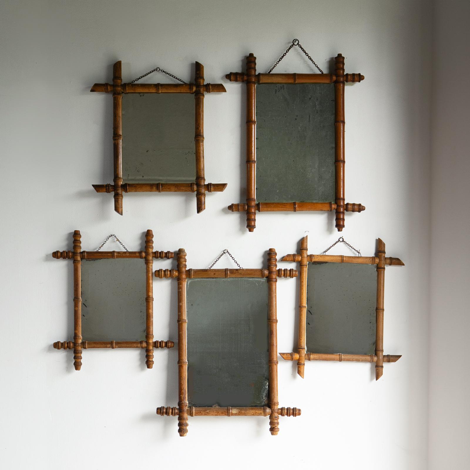 COLECCIÓN DE ESPEJOS COLGANTES VINTAGE CON MARCO DE MADERA 

Cinco originales ejemplos de espejos de pared franceses de imitación de bambú.

De madera tallada para emular el bambú, con su grueso calibre original y su pesada placa de espejo.

De
