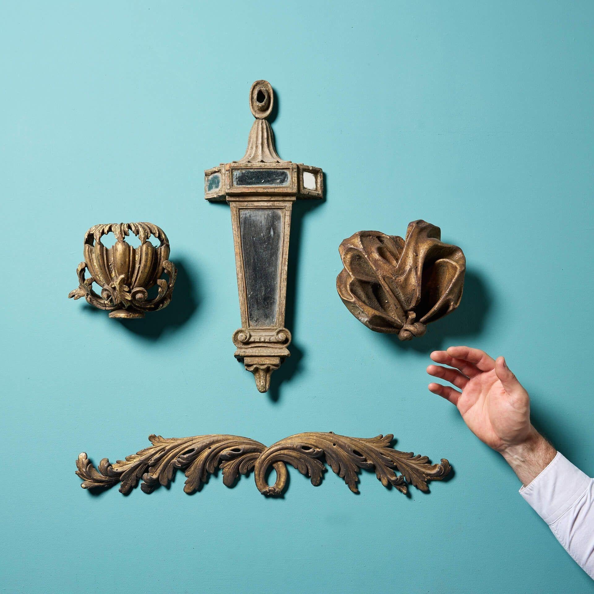 Collection de sculptures architecturales dorées en pin datant du 17e au 19e siècle.

Ces éléments tridimensionnels sculptés à la main présentent une intrigante lanterne de style néoclassique avec des panneaux de miroir encastrés accompagnés de