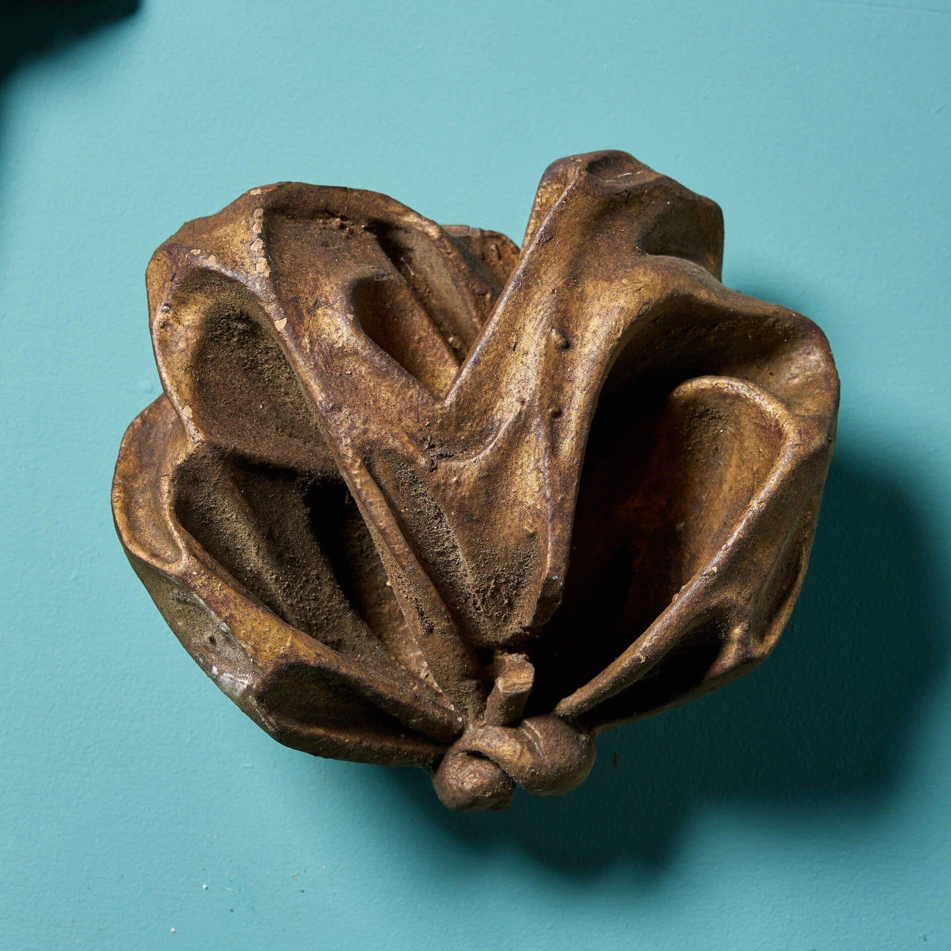 Anglais Collection de sculptures architecturales anciennes dorées en vente
