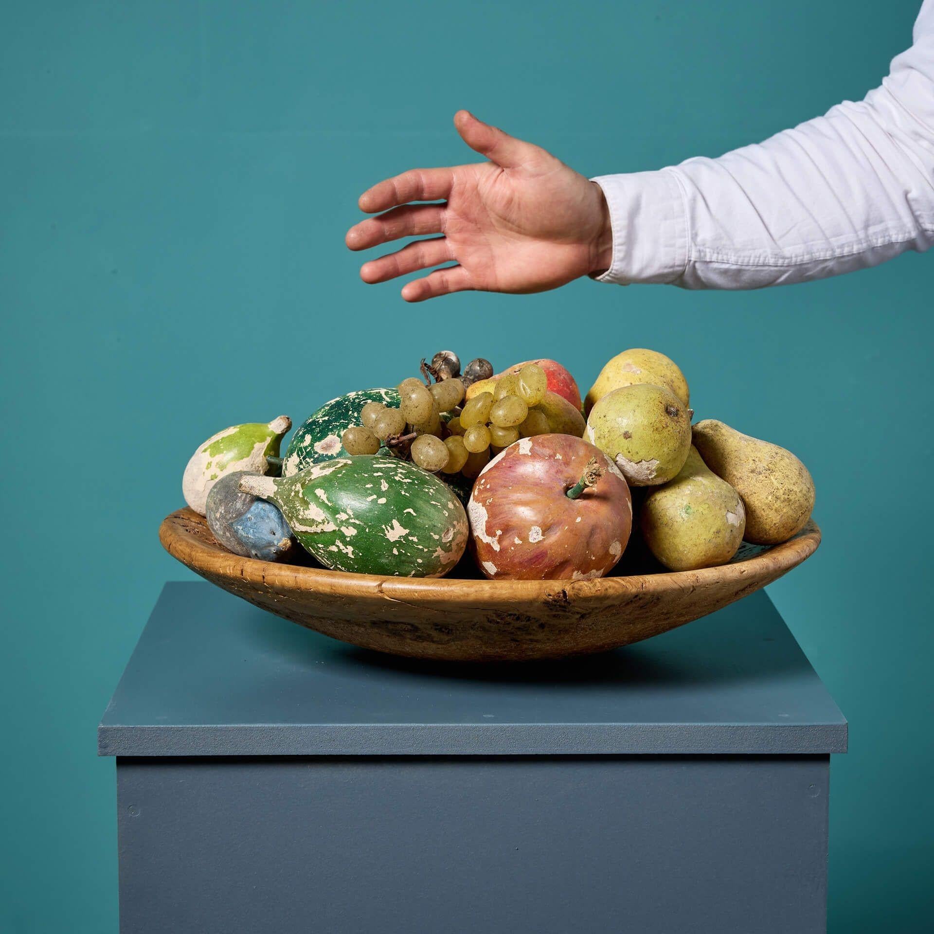 Une étonnante collection de faux fruits grandeur nature du XIXe siècle et d'époques ultérieures (bol non inclus).

Originaire d'Italie, cet ensemble de faux fruits est fabriqué en composition et peint à la main avec une grande qualité et un grand
