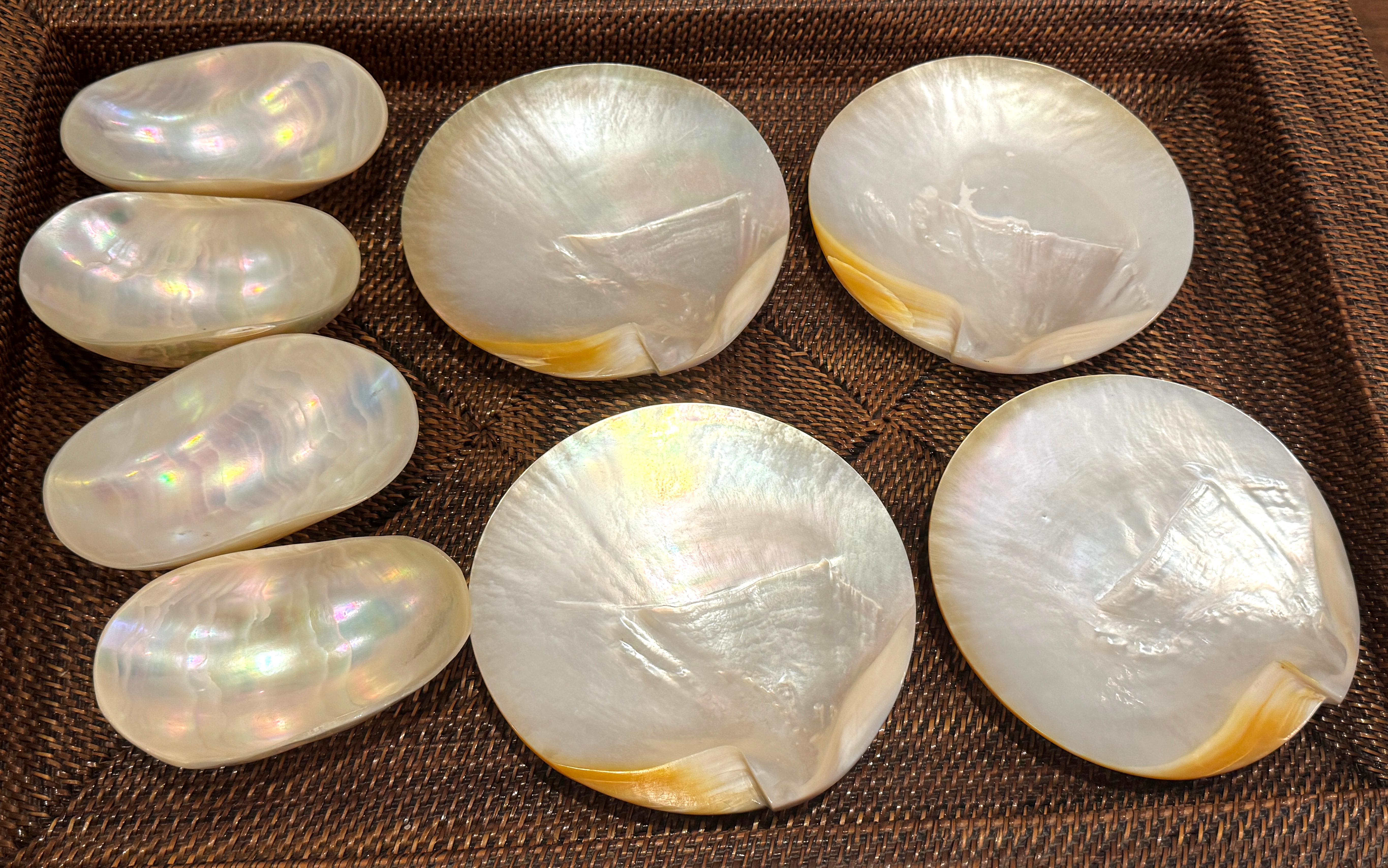 Colección de Piezas Antiguas para Servir Caviar de Madreperla, que incluye ocho platos y cuatro cuencos para servir. Los platos tienen forma de concha y se elevan sobre tres pies. Los cuencos tienen forma de ostra y son profundos. Las piezas de