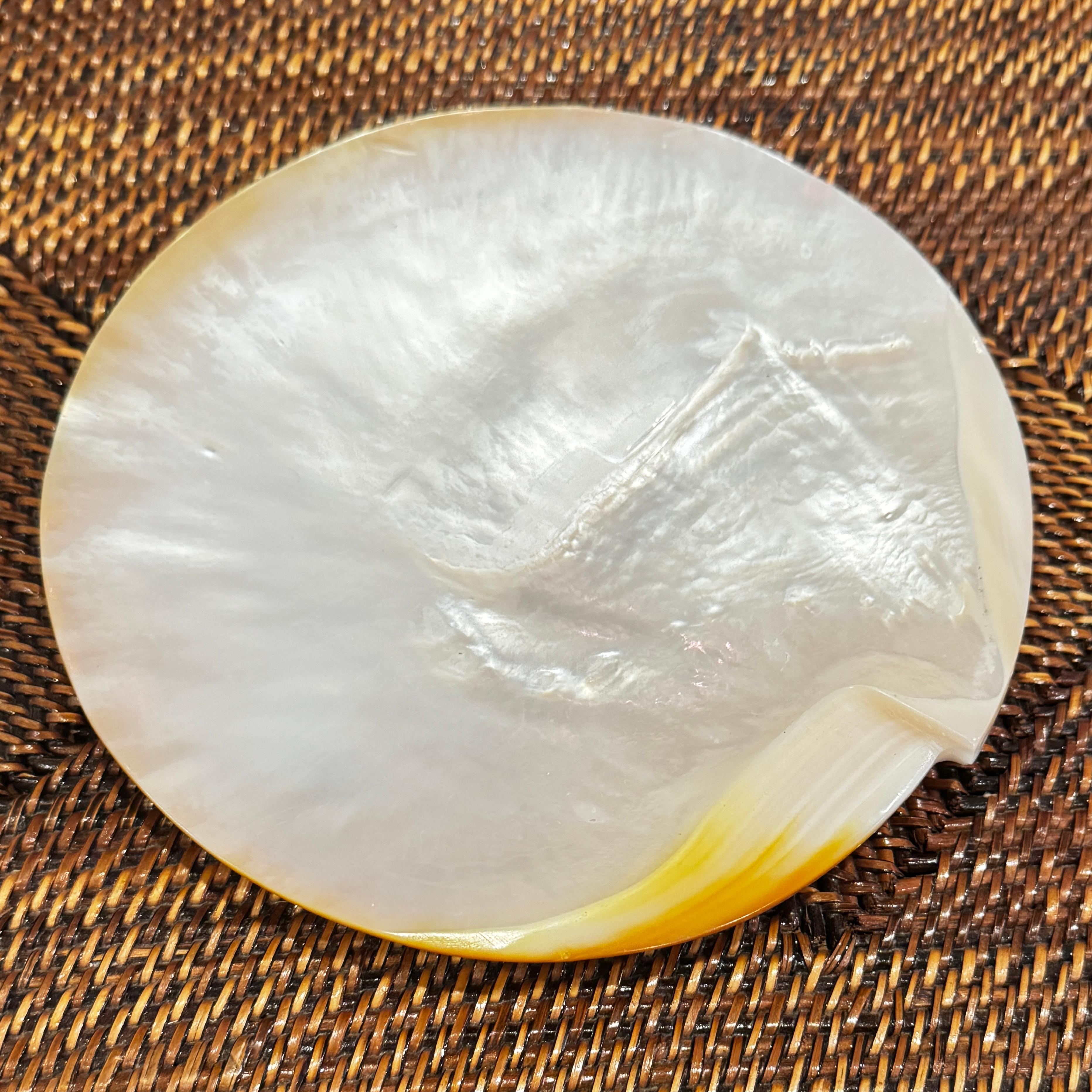 Colección de Piezas Antiguas para Servir Caviar de Nácar siglo XX en venta