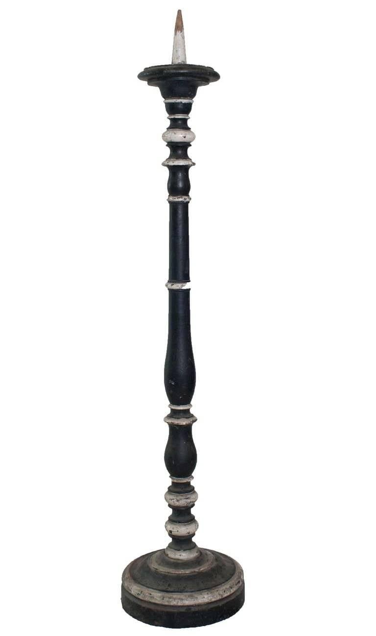 Collection de 12 chandeliers italiens peints en noir et blanc, couleur originale. Vente individuelle.

Deux tailles disponibles
Grand. 48.5 pouces de haut. Le diamètre de la base est de 9 pouces
Court. 43.5 pouces de haut. Le diamètre de la base