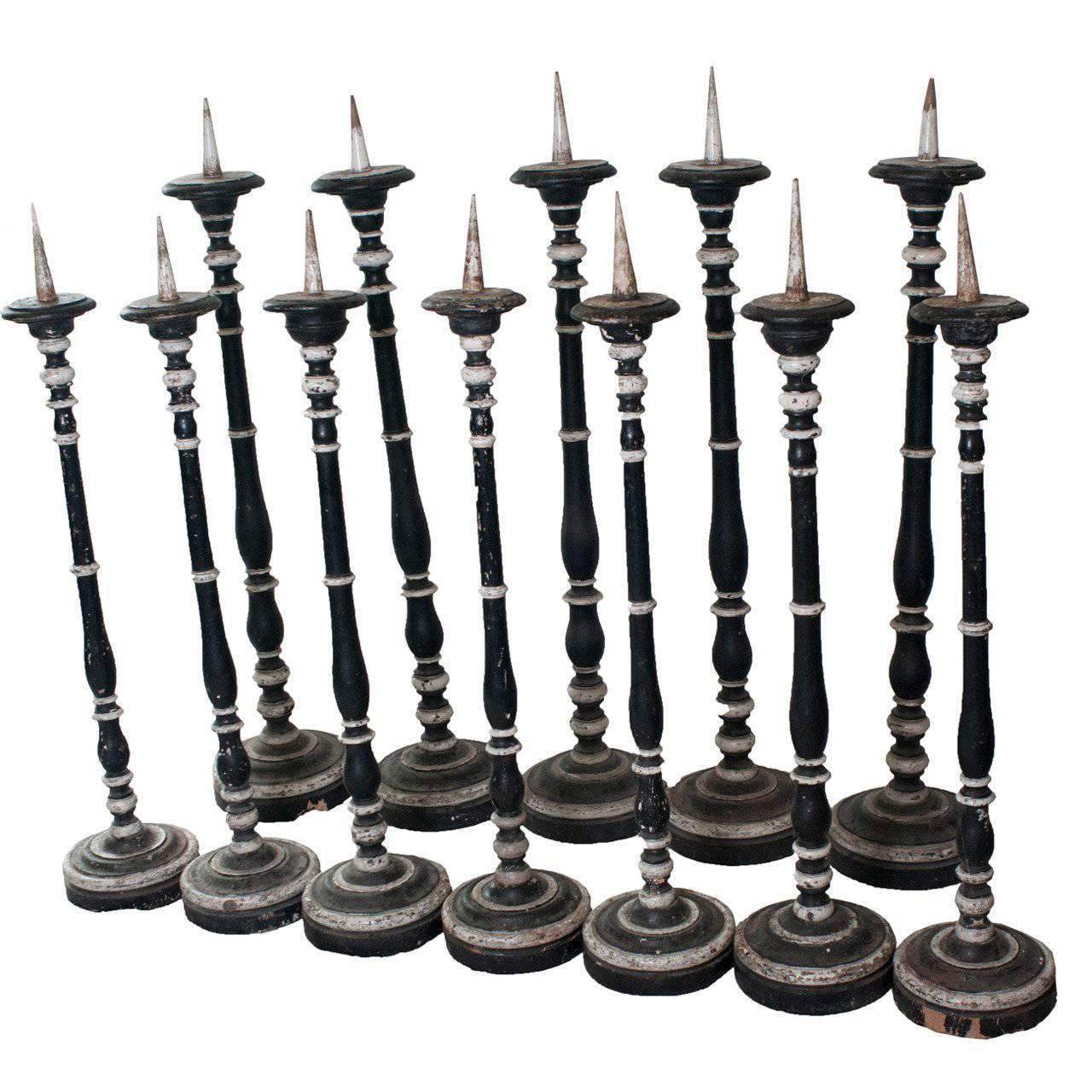 Collection de bougeoirs italiens peints en noir et blanc en vente