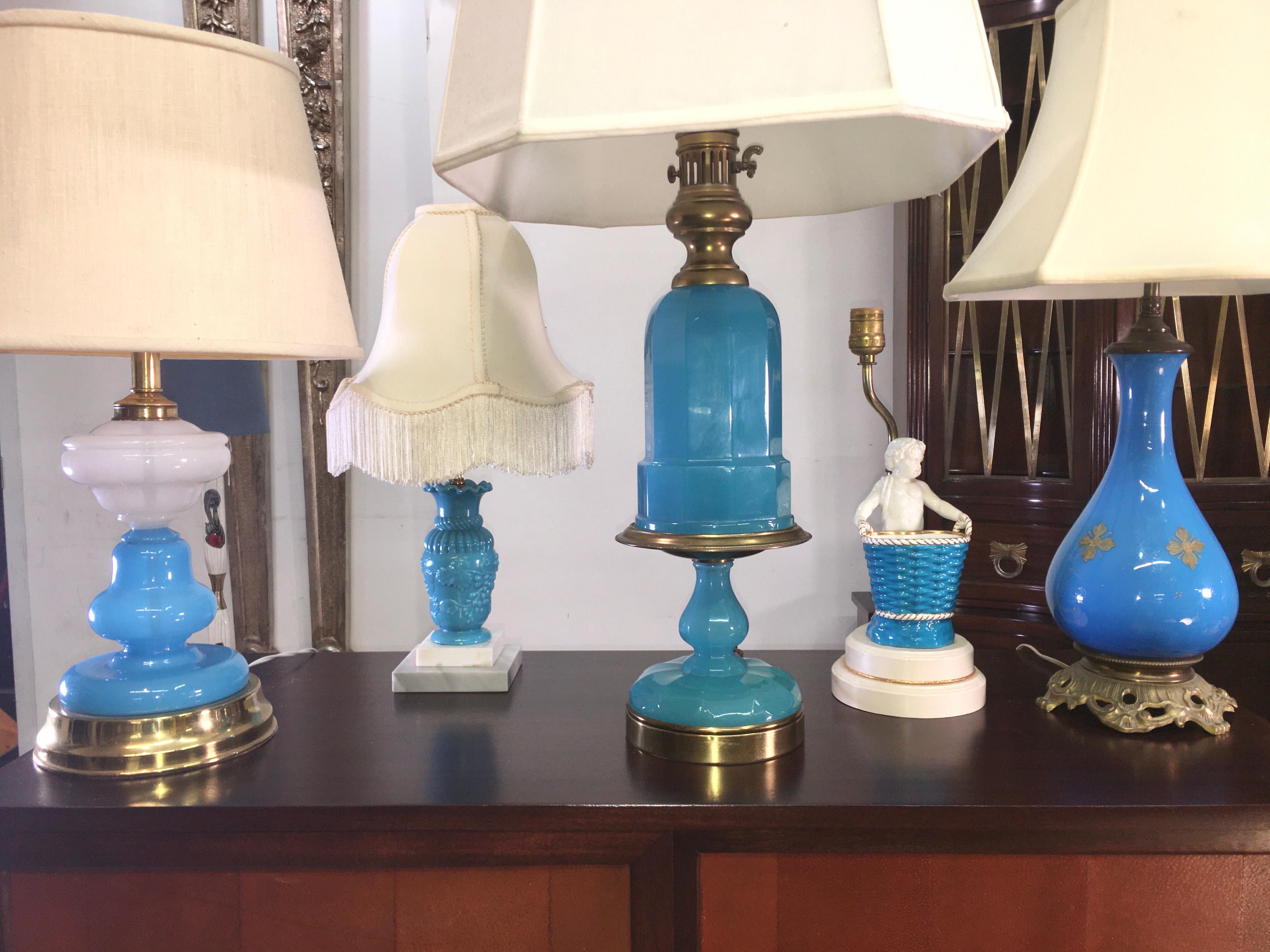 Français Collection de lampes en verre bleu, opaline et céramique en vente