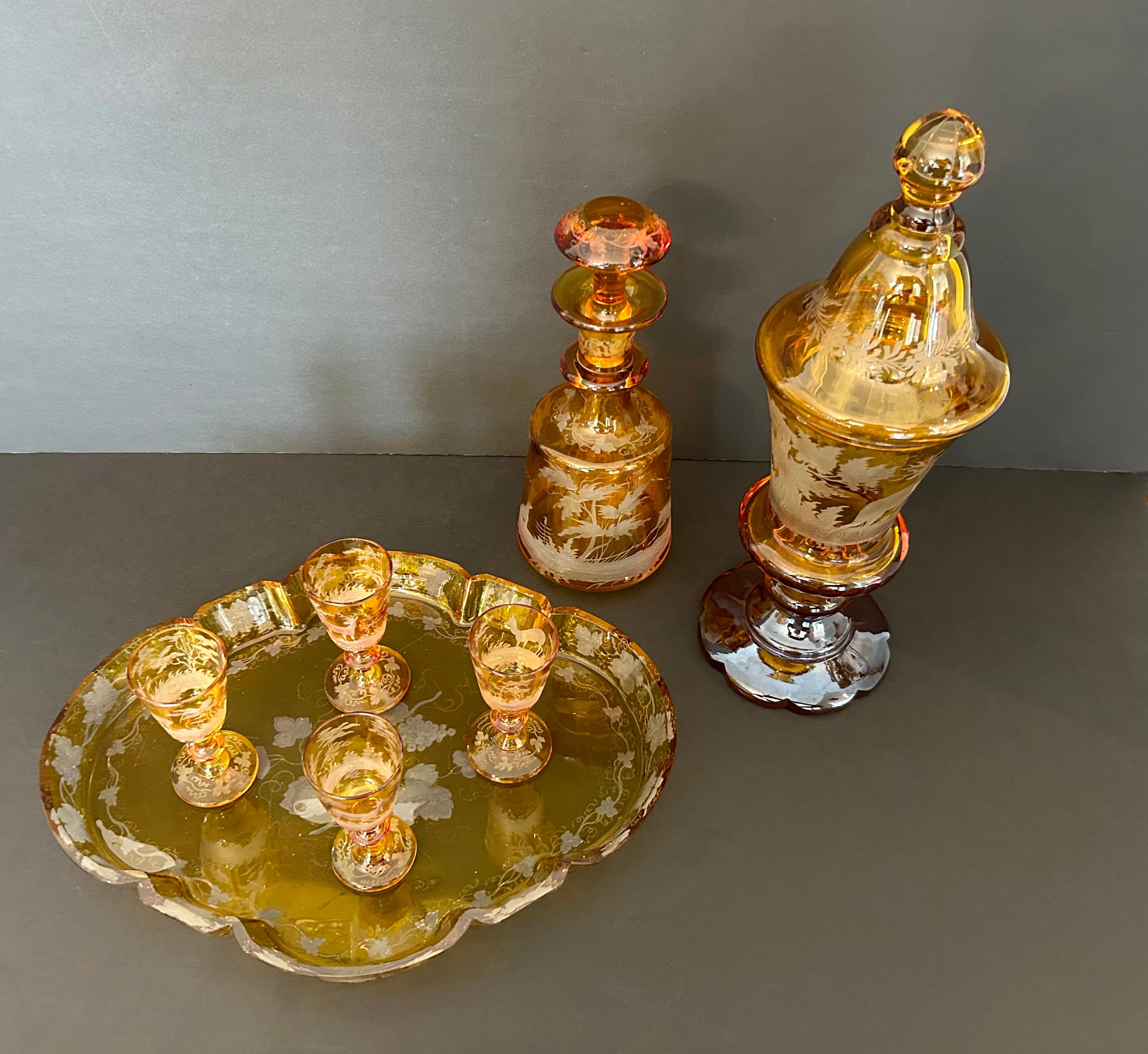 Il s'agit d'une collection exquise de cristal de Bohème ambré, taillé et transparent, datant du XIXe siècle, comprenant une carafe, un pokal, quatre verres à liqueur et un plateau assorti.
Tous les objets sont magnifiquement sculptés à la main,