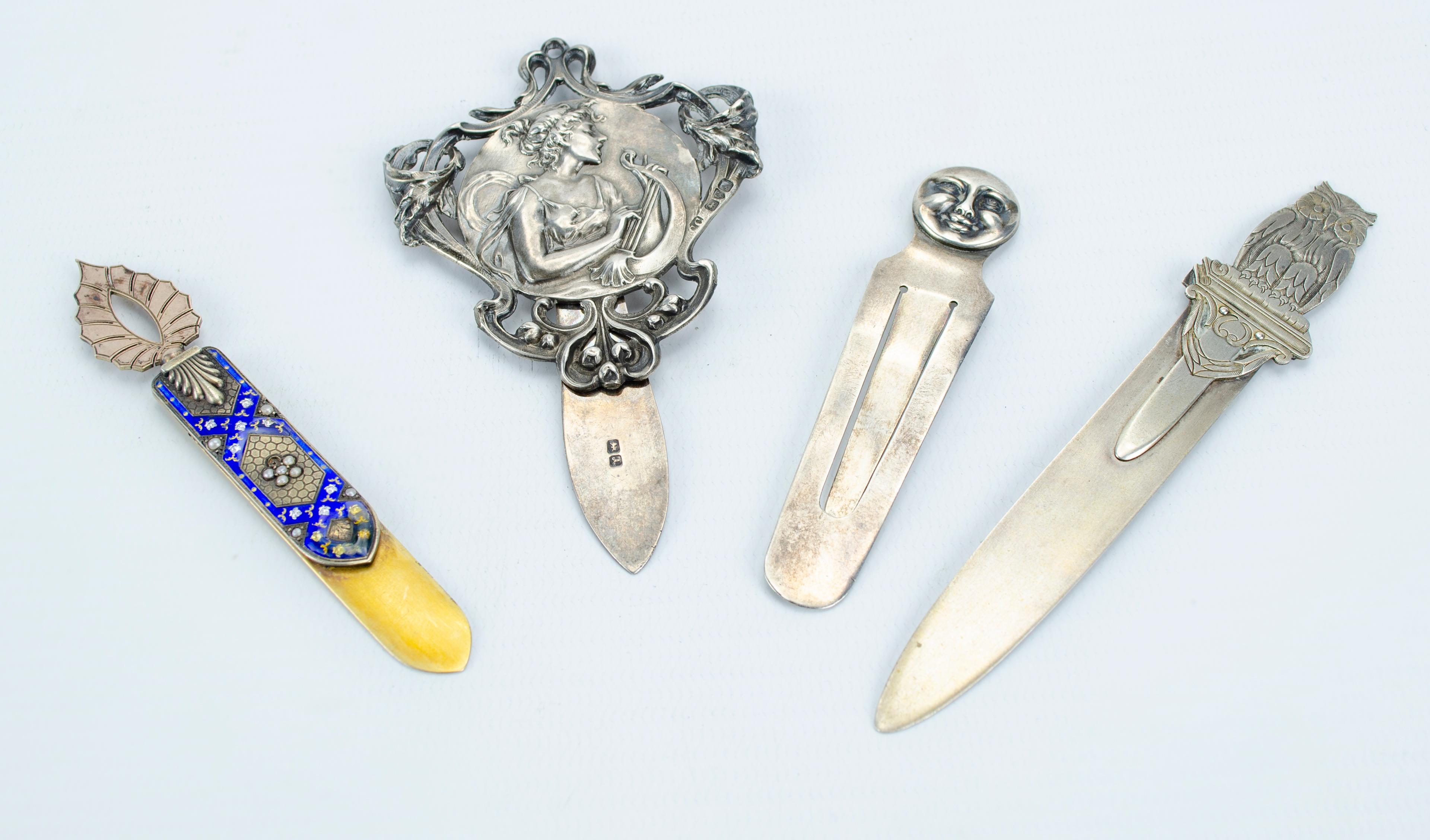 Collection of bookmarks
1- This is the largest size
 Art Nouveau material English silver
 size 10 cm x 6 cm perfect condition
2- Vermeil silver with enamel and natural pearls
 (missing a small pearl)
 10 cm x 2 cm without markings
3- Man of