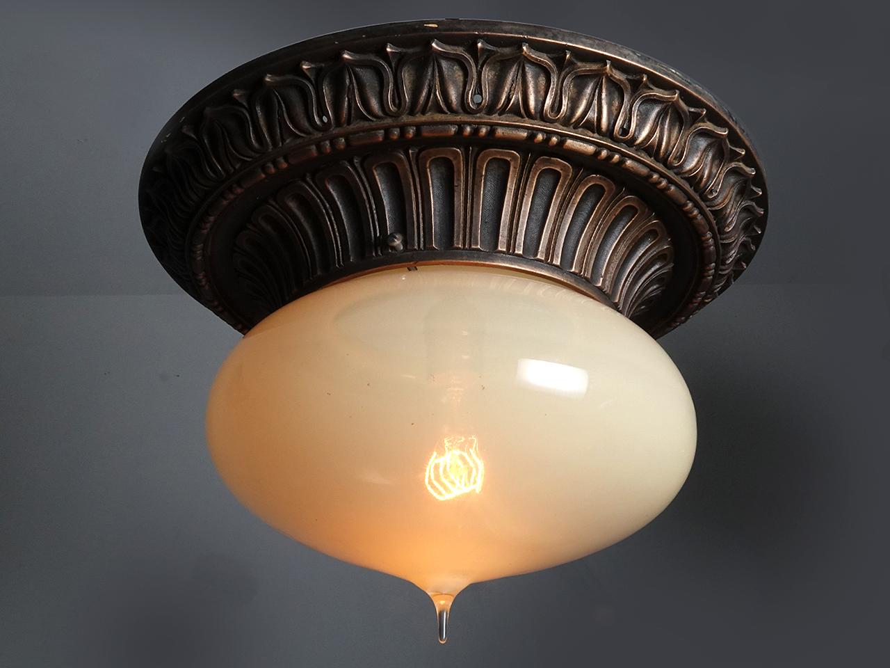 Non posso credere che abbiamo una collezione di queste incredibili lampade da incasso. L'anello di bronzo da 14 pollici è una fusione pesante con dettagli decorativi a strati. Il globo in vetro soffiato a mano con la punta è la forma perfetta per la