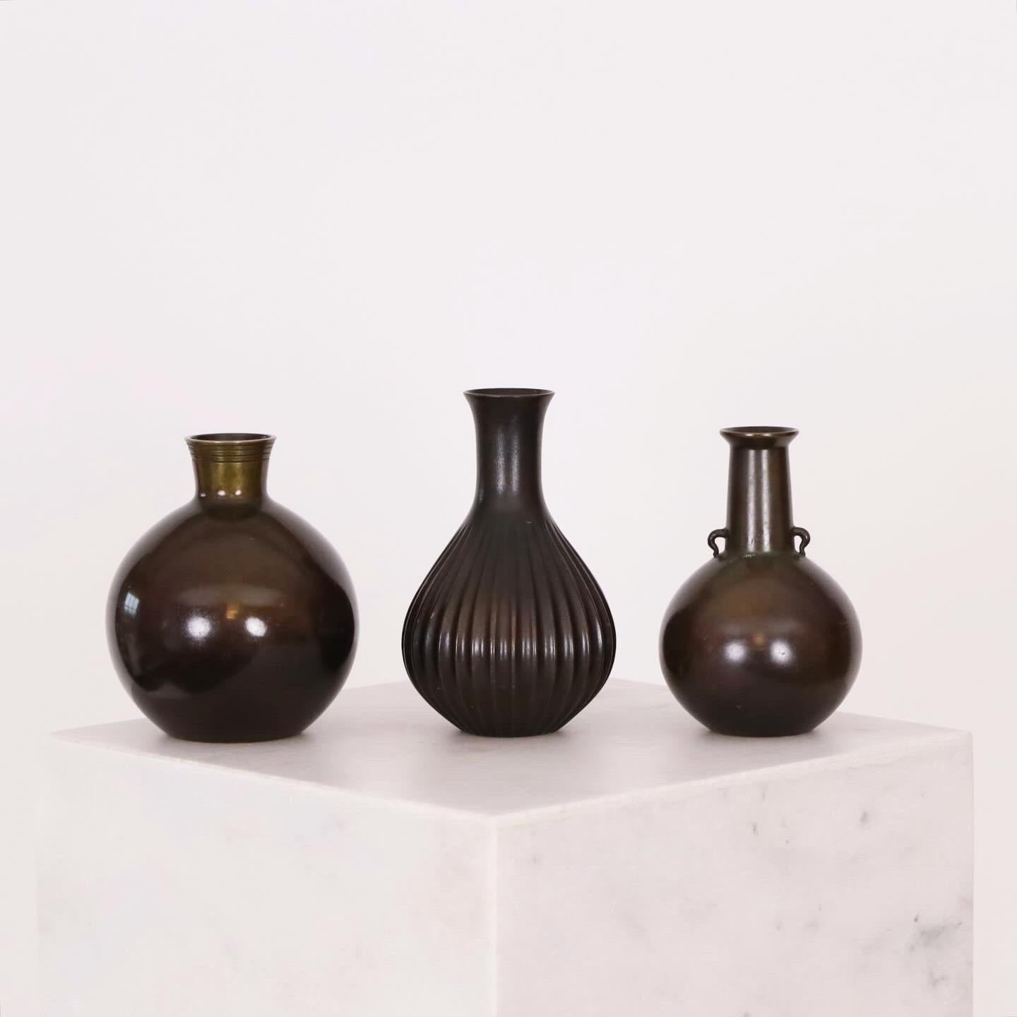 Collection de petits vases en bronze conçus par Just Andersen dans les années 1920. Un véritable témoignage des compétences exceptionnelles d'Andersen et un ajout intemporel à tout bel espace.
 
* Trio de petits vases en bronze en forme de goutte