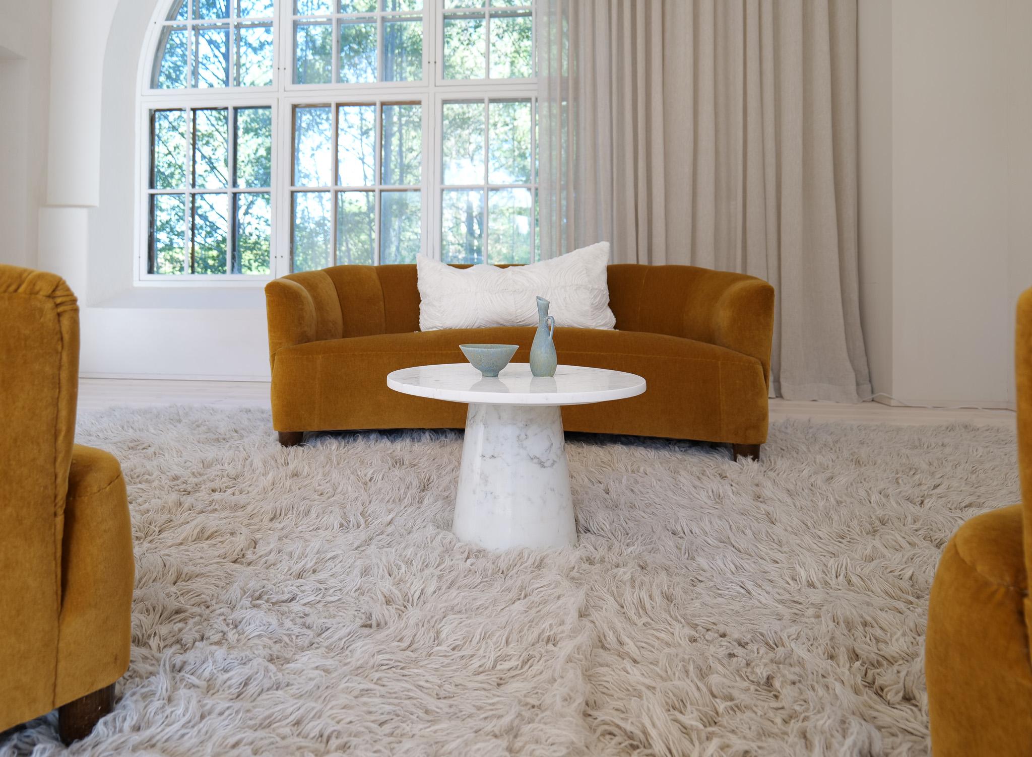 Wir haben eine Gruppe von 2 Stücken zusammengestellt, die in Rörstrand in der Mitte des Jahrhunderts hergestellt wurden. Die Stücke wurden von Carl Harry Stålhane entworfen. Ihre minimalistische und elegante Form macht sie zu einem perfekten Set für