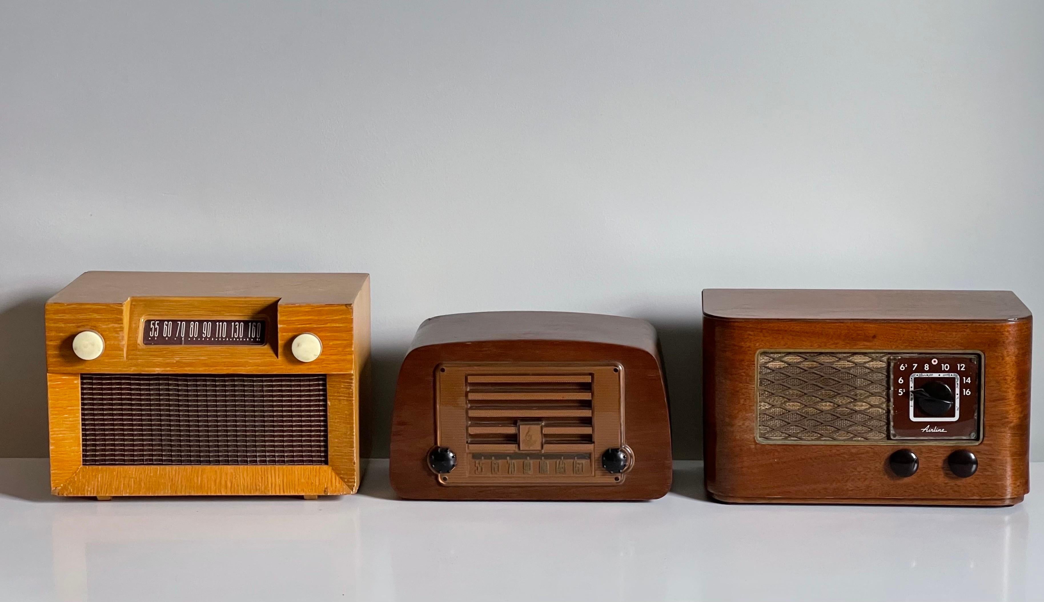 Collection of Vintage Antique Mid Century Modern Radios Eames Etc. 1946-47 For Sale 8