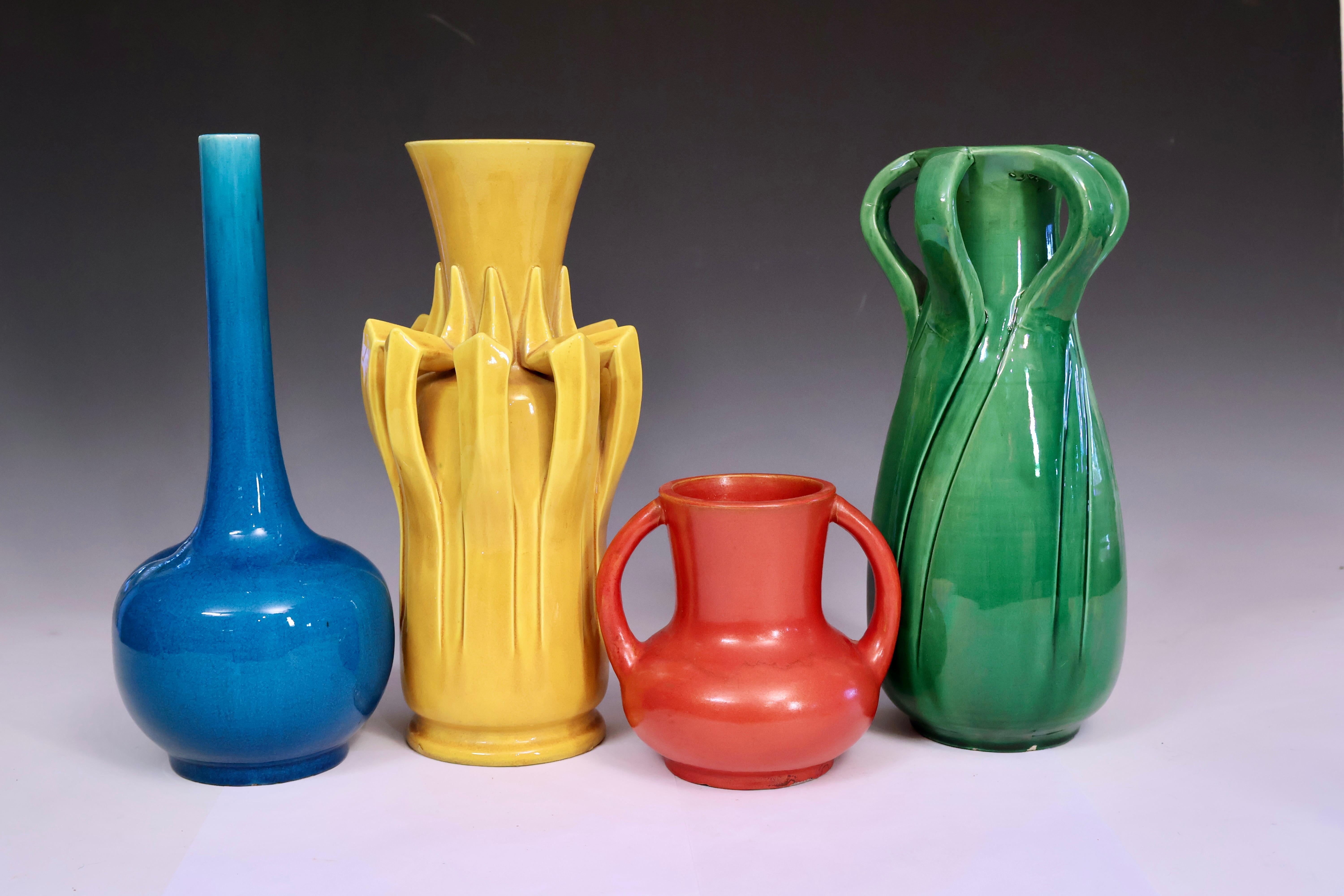 Collezione di vasi vintage di Awaji Pottery con smalti monocromatici colorati. Questo allegro raggruppamento di forme vivaci e di colori brillanti ravviverà qualsiasi stanza. La loro datazione va all'incirca dagli anni '10 agli anni '30 del