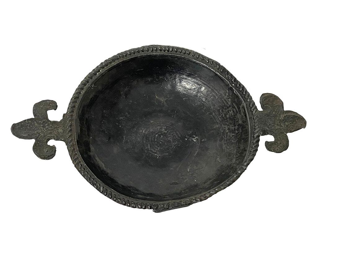 The Collective of Dutch miniature dollhouse pewter, 17e - 18e siècle

Collection de 4 pièces d'étain miniatures anciennes des périodes du 17e siècle et du 18e siècle.

Un bol à anses en porringer ( 11,3 cm de large avec des anses de 7,1 cm en