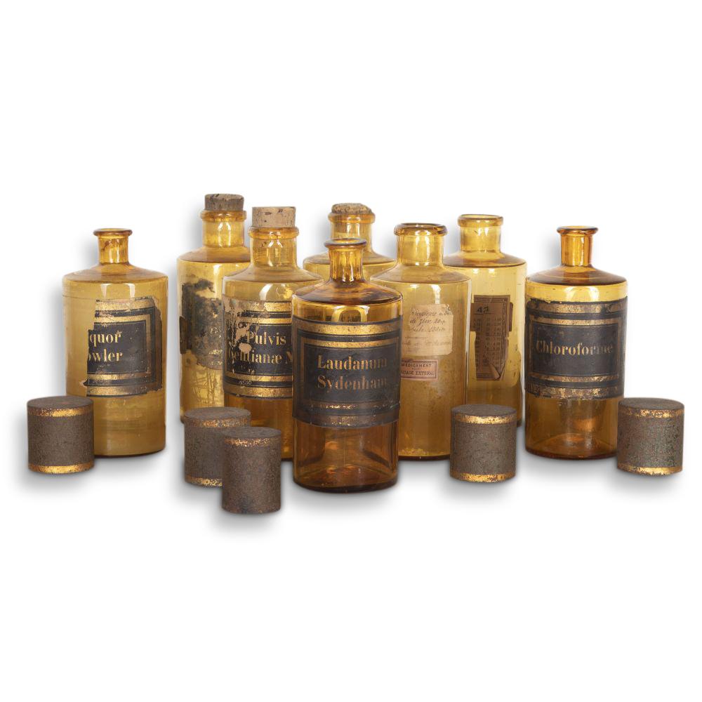 Insolito set di otto grandi vasi da farmacia della fine del XIX secolo.

Ogni barattolo è stato realizzato con un vetro giallo vibrante, con etichette dorate di alta qualità e con coperchi di latta originali con finitura rossa e dorata.

Perfetto