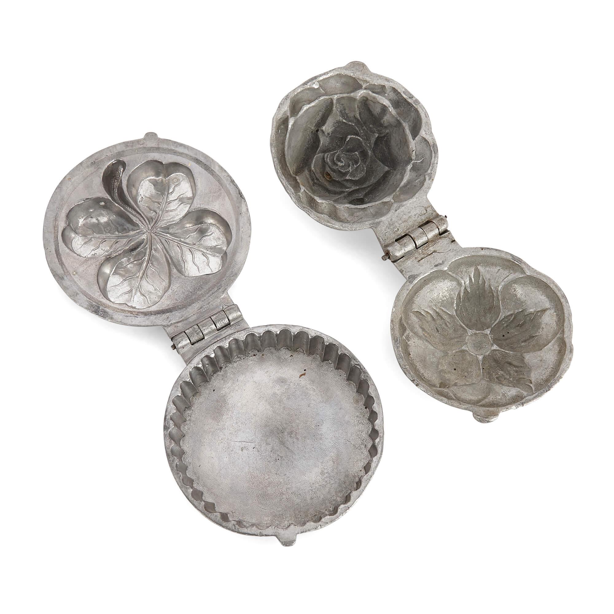 Collection'S di otto stampi per gelato in peltro americano 
Americano, inizio XX secolo 
Il più grande: Altezza 11cm, larghezza 9cm, profondità 7cm
Il più piccolo: altezza 4 cm, diametro 9,5 cm

Diffusi a partire dalla metà del XIX secolo, gli