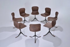 Collezione di otto sedie in ottone e pelle, realizzate su ordinazione da P. Tendercool