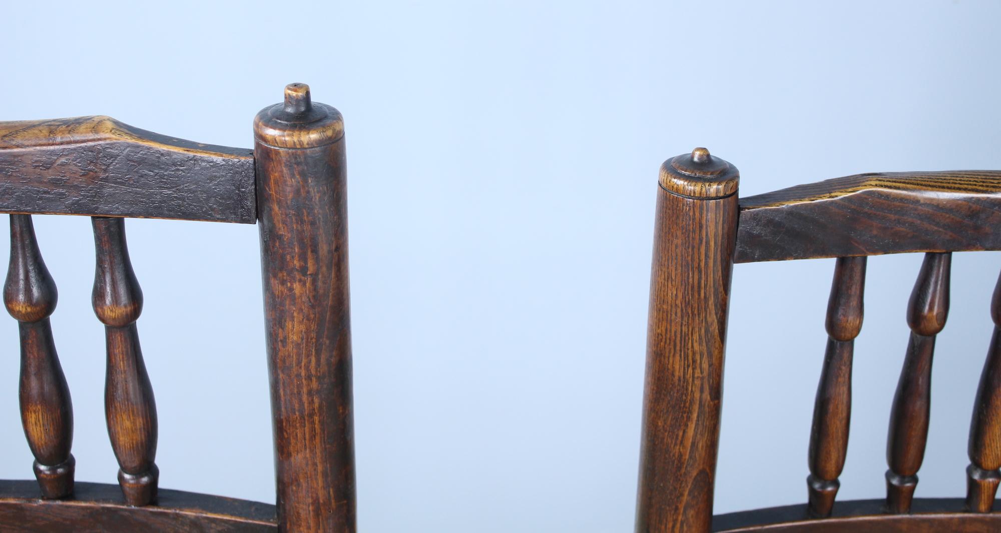Anglais Collection de huit chaises à dossier fuseau en frêne et orme du début du XIXe siècle du Lancashire en vente