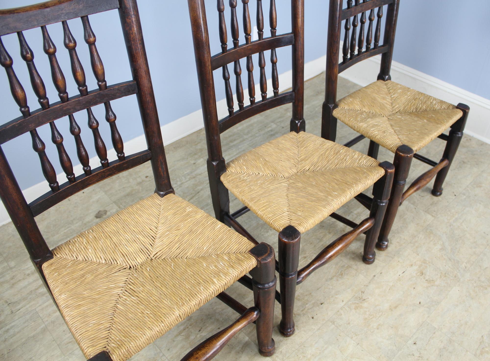 Frêne Collection de huit chaises à dossier fuseau en frêne et orme du début du XIXe siècle du Lancashire en vente