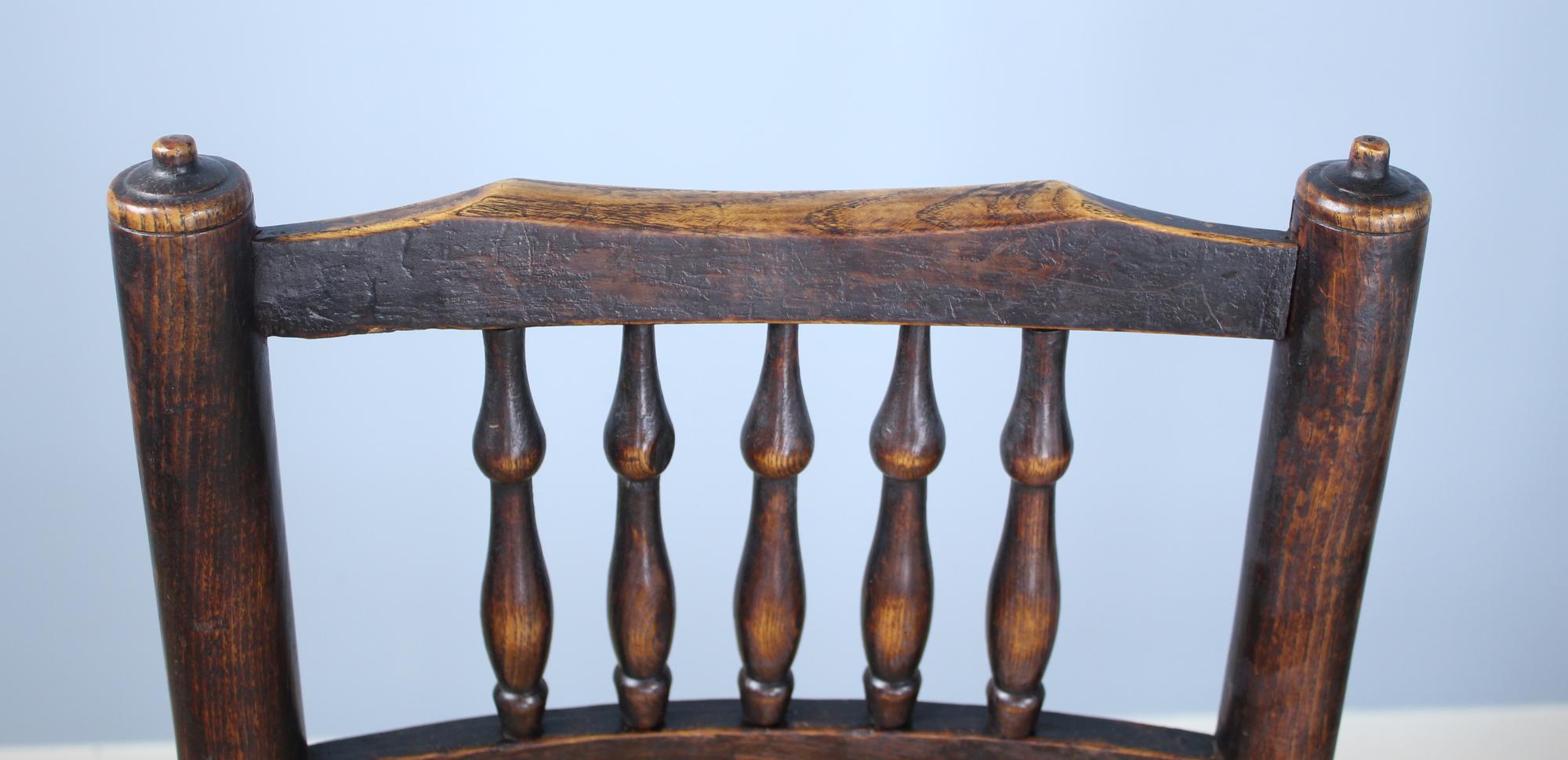 Collection de huit chaises à dossier fuseau en frêne et orme du début du XIXe siècle du Lancashire en vente 1