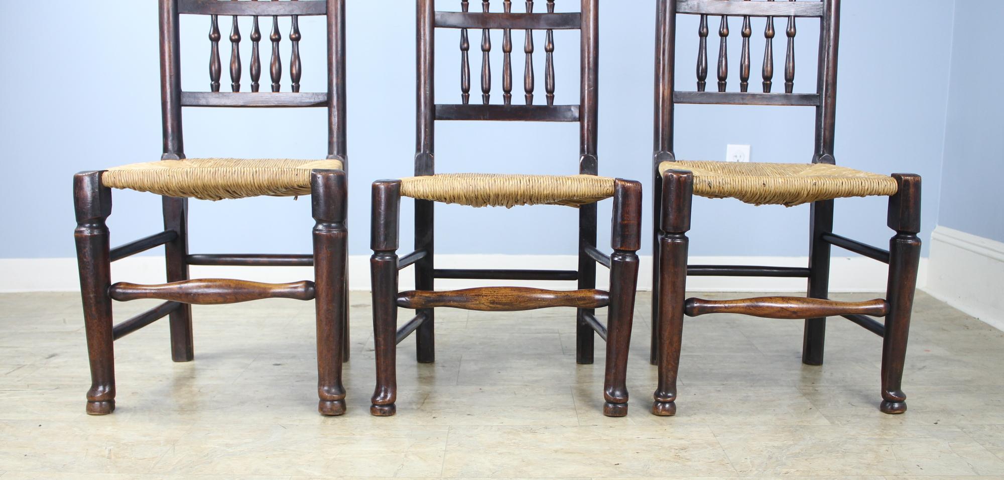 Collection de huit chaises à dossier fuseau en frêne et orme du début du XIXe siècle du Lancashire en vente 2