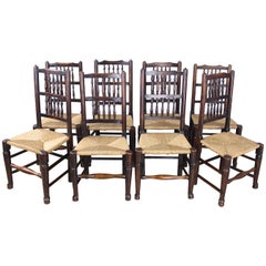 Collection de huit chaises à dossier fuseau en frêne et orme du début du XIXe siècle du Lancashire