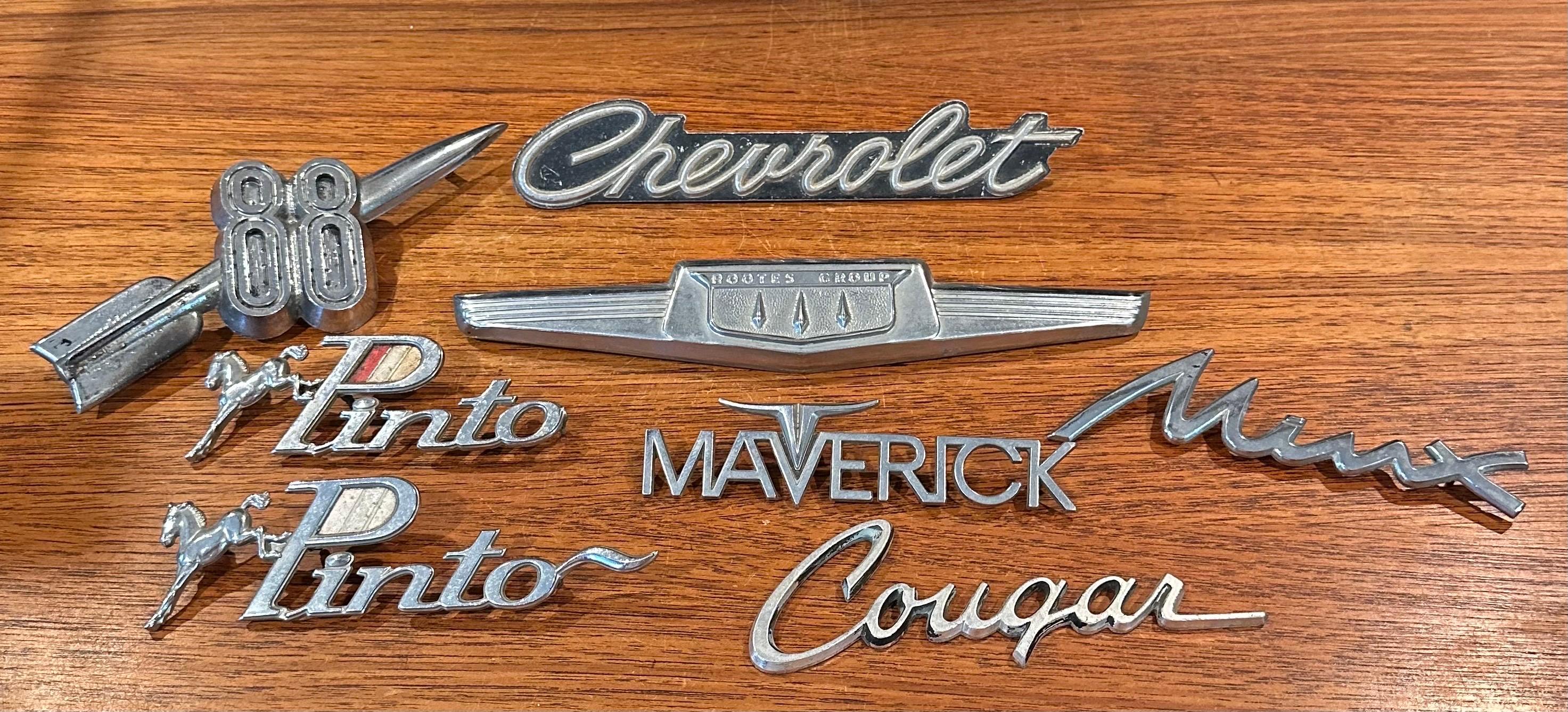 Collection'S di otto emblemi e loghi di automobili e auto d'epoca in vendita 3