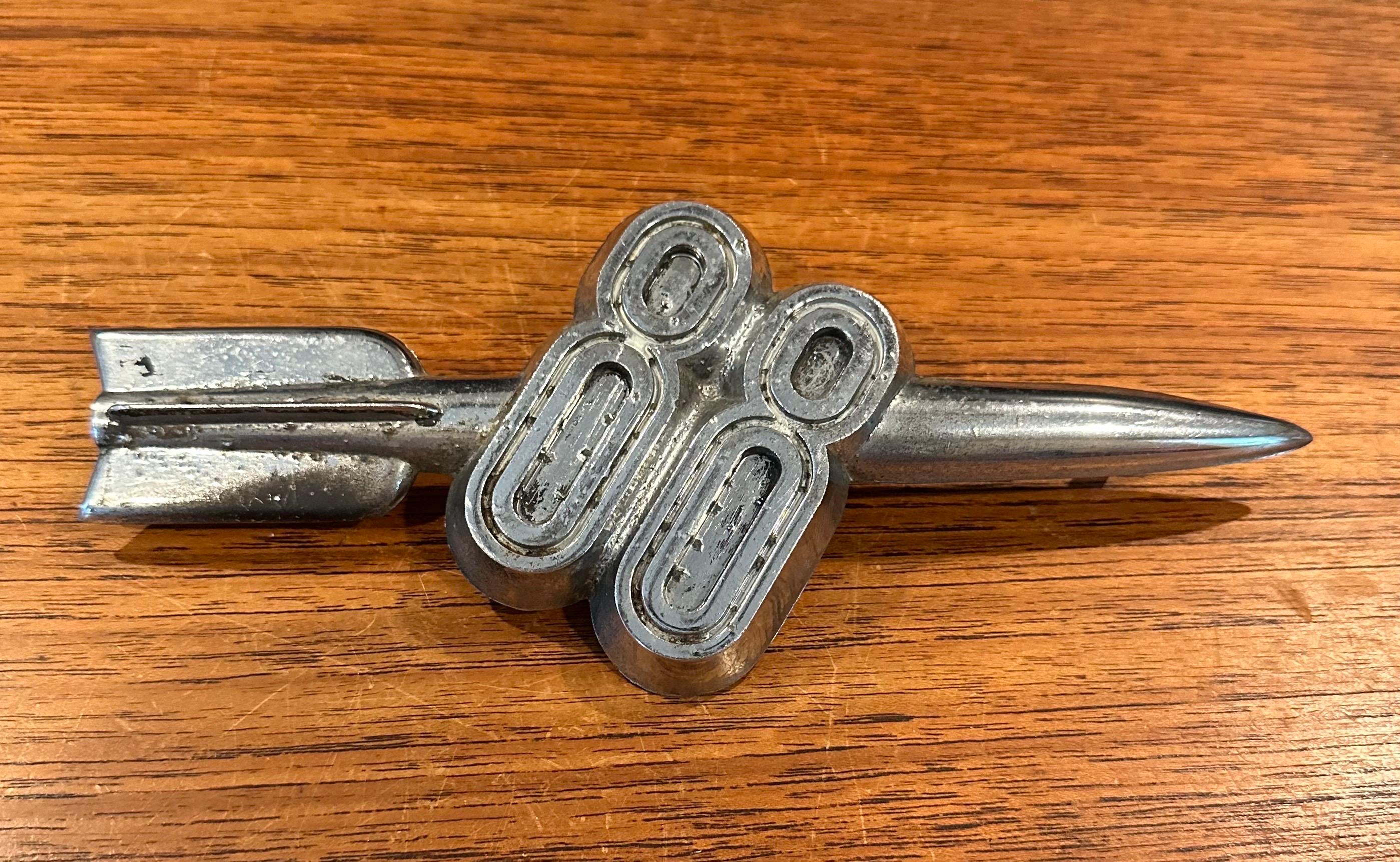 Collection'S di otto emblemi e loghi di automobili e auto d'epoca in vendita 9