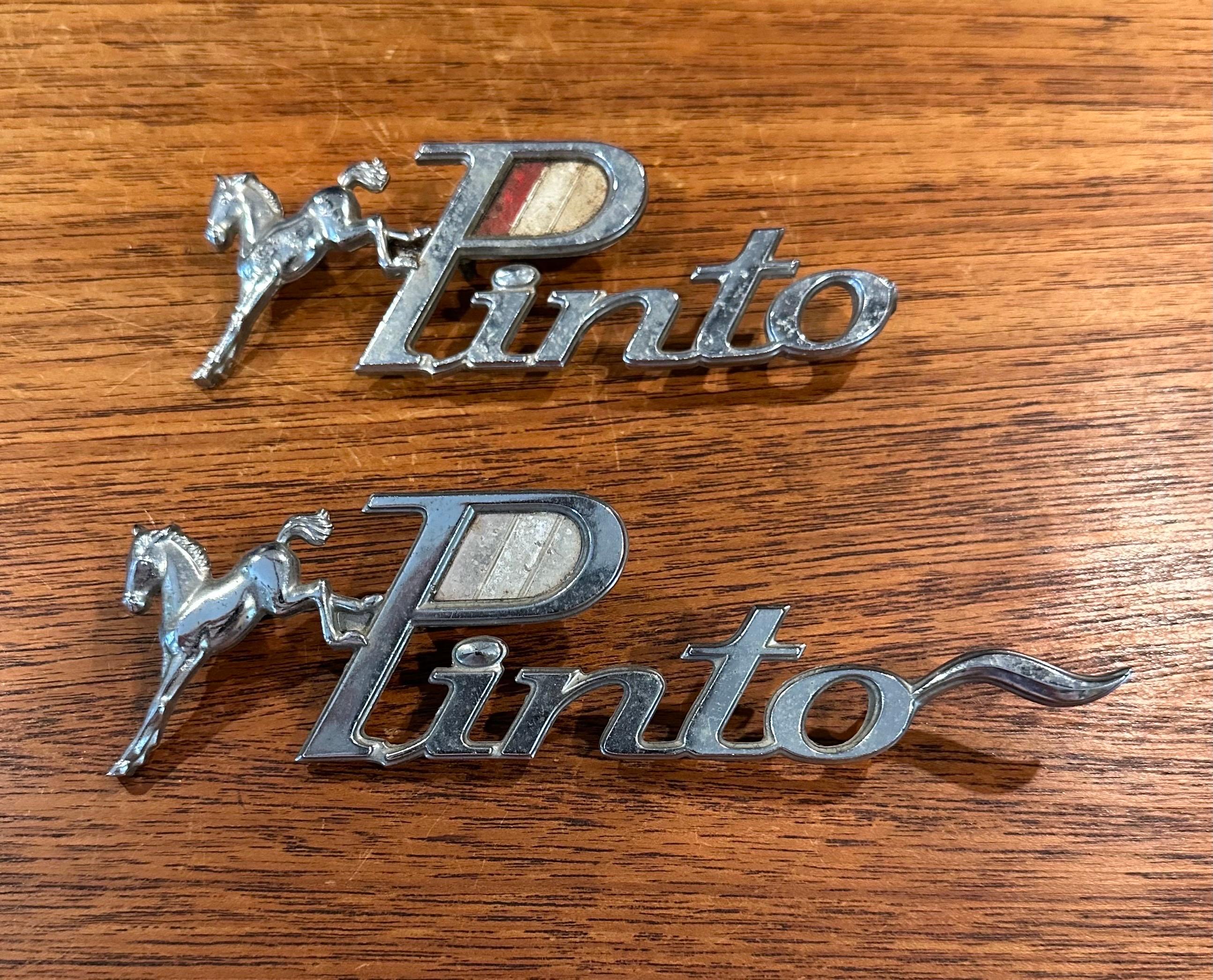 Collection'S di otto emblemi e loghi di automobili e auto d'epoca in vendita 10