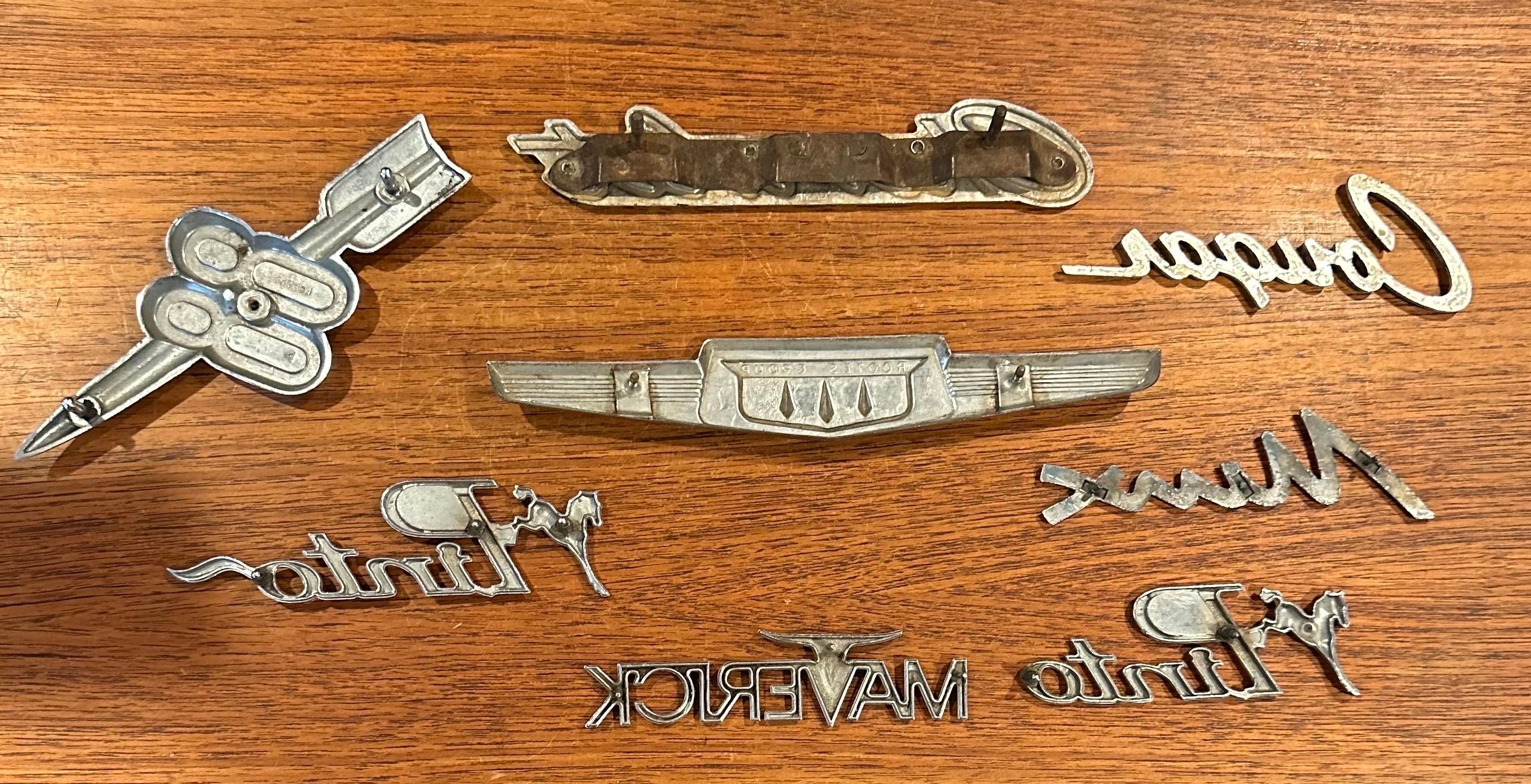 Collection'S di otto emblemi e loghi di automobili e auto d'epoca in vendita 12