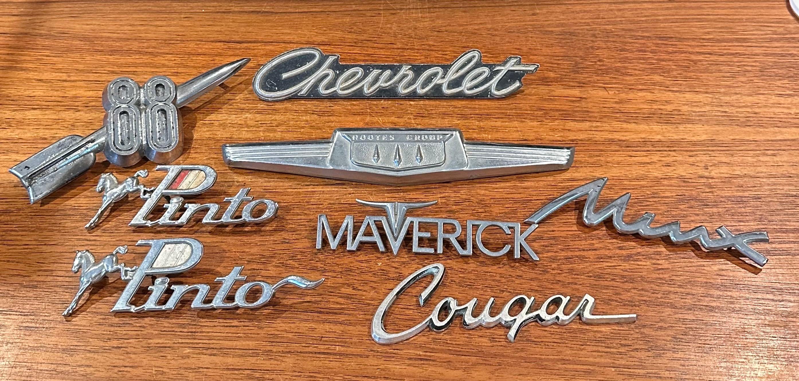 Collection'S di otto emblemi e loghi di automobili e auto d'epoca in vendita 2