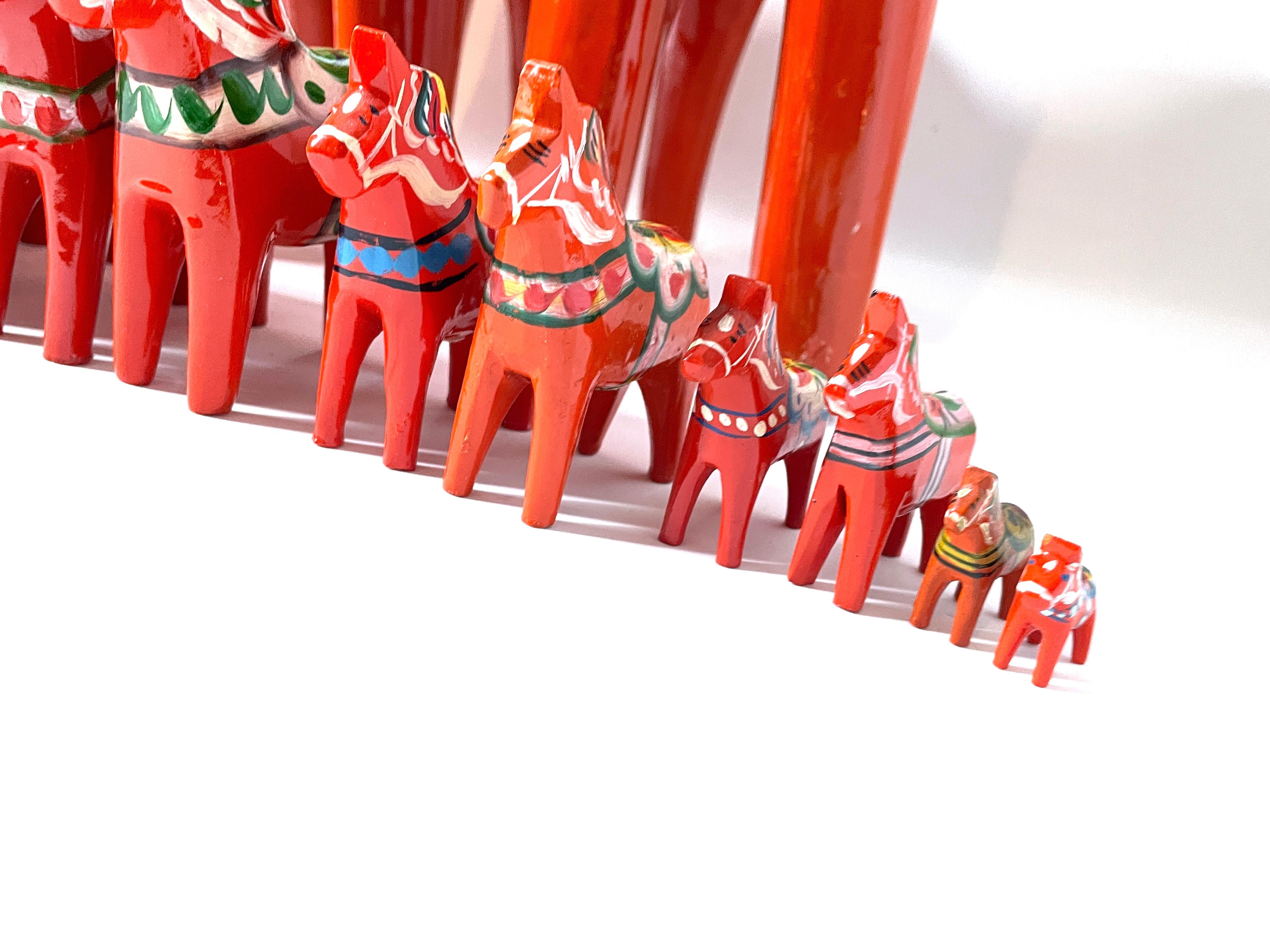 The Collective of Eighteen Vintage Swedish Dala Horses Nils Olsson, Sweden Folk Art en vente 2